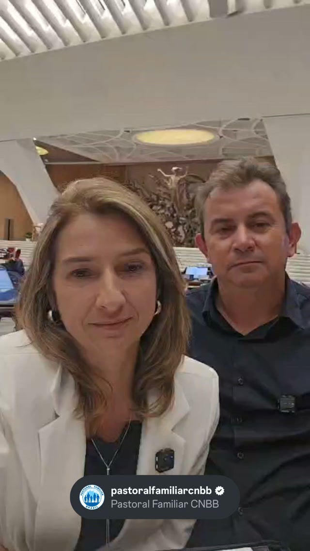 Olá, estimadas famílias. Estamos aqui no Vaticano, na sala Paulo VI, para o nosso quinto dia de reflexões sobre os 10 anos da Amoris Laetitia. E hoje tratando especificamente dos do tema nas dificuldades da vida, acompanhamento e apoio necessário às nossas famílias.Para o início desta reflexão, foram introduzidos a os o tema com algumas colocações que vocês encontram também no site apontado onde estão todos esses subsídios que estamos aqui trabalhando. E tudo isso nos fez mergulhar ainda mais profundamente no capítulo oitavo de Amoris Laetitia, como em toda ela que permeia esse cuidado, esse apoio e esse acompanhamento.Mas hoje precisamente falando das dificuldades que passamos enquanto famílias, se suscita a necessidade de passarmos da assistência para o acompanhamento. A importância de formarmos redes de apoio tanto comunitária quanto profissional e pastoral. Não podemos estar sozinhos, precisamos de apoio de toda essa conjuntura.Ajuda mútua, sem julgamentos, fraternal, menos formal, precisamos de processos de discernimento.Nesses 10 anos, Amoris Laetitia nos leva a mostrar o rosto materno da Igreja. Materno como da mãe Aparecida, que ama e abençoa o Brasil. Por isso nós daqui pedimos também a bênção dela sobre todo o nosso povo brasileiro.Um fraterno abraço a todos. Olá, estimadas famílias. Estamos aqui no Vaticano, na sala Paulo VI, para o nosso quinto dia de reflexões sobre os 10 anos da Amoris Laetitia. E hoje tratando especificamente dos do tema nas dificuldades da vida, acompanhamento e apoio necessário às nossas famílias.Para o início desta reflexão, foram introduzidos a os o tema com algumas colocações que vocês encontram também no site apontado onde estão todos esses subsídios que estamos aqui trabalhando. E tudo isso nos fez mergulhar ainda mais profundamente no capítulo oitavo de Amoris Laetitia, como em toda ela que permeia esse cuidado, esse apoio e esse acompanhamento.Mas hoje precisamente falando das dificuldades que passamos enquanto famílias, se suscita a necessidade de passarmos da assistência para o acompanhamento. A importância de formarmos redes de apoio tanto comunitária quanto profissional e pastoral. Não podemos estar sozinhos, precisamos de apoio de toda essa conjuntura.Ajuda mútua, sem julgamentos, fraternal, menos formal, precisamos de processos de discernimento.Nesses 10 anos, Amoris Laetitia nos leva a mostrar o rosto materno da Igreja. Materno como da mãe Aparecida, que ama e abençoa o Brasil. Por isso nós daqui pedimos também a bênção dela sobre todo o nosso povo brasileiro.Um fraterno abraço a todos.