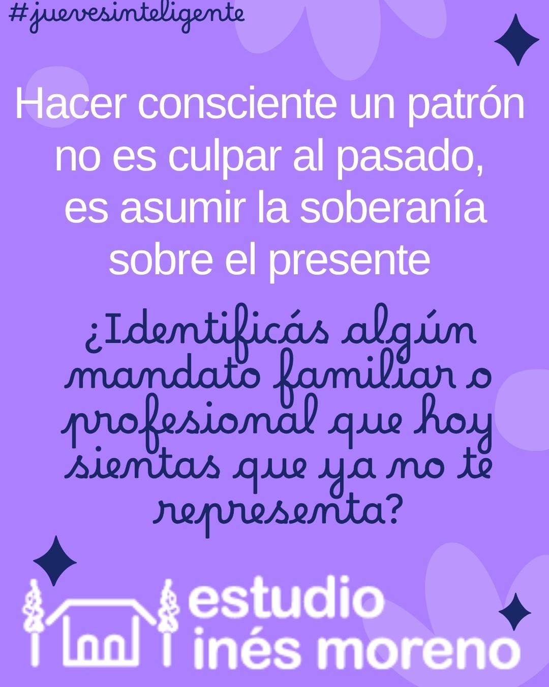 Heredamos formas de reaccionar, de vincularnos y de habitar la autoridad que aprendimos mucho antes de tener herramientas para cuestionarlas. Identificar esas huellas no es un ejercicio de reproche, sino de autonomía. Solo cuando nombramos el mandato podemos decidir si queremos seguir cumpliéndolo o si es momento de redactar un nuevo guion.