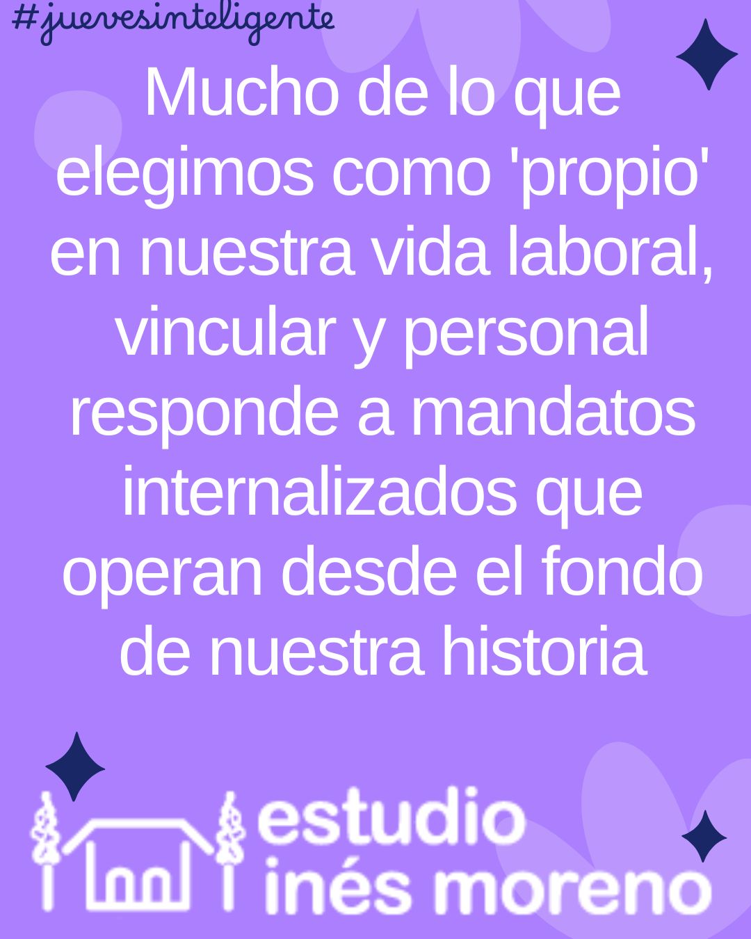 Heredamos formas de reaccionar, de vincularnos y de habitar la autoridad que aprendimos mucho antes de tener herramientas para cuestionarlas. Identificar esas huellas no es un ejercicio de reproche, sino de autonomía. Solo cuando nombramos el mandato podemos decidir si queremos seguir cumpliéndolo o si es momento de redactar un nuevo guion.