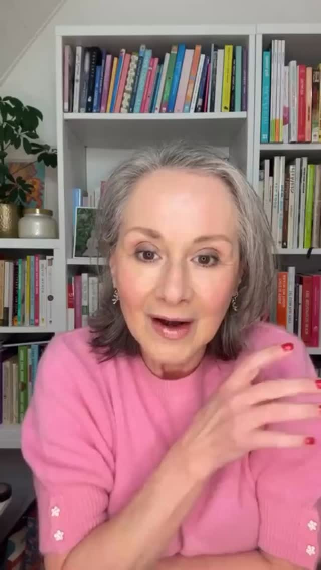 I used from @arianepoole.cosmetics Eyeshadow Sticks in Pink Champagne and Smoky Quartz Gel Eye Pencil Baroque/Brocade Ultimate Eye Pencil Gold Black Mascara Crème Bronzer Golden Sun Crème Blush Just a Flush Lip Glaze Balm in Rose and Caramel