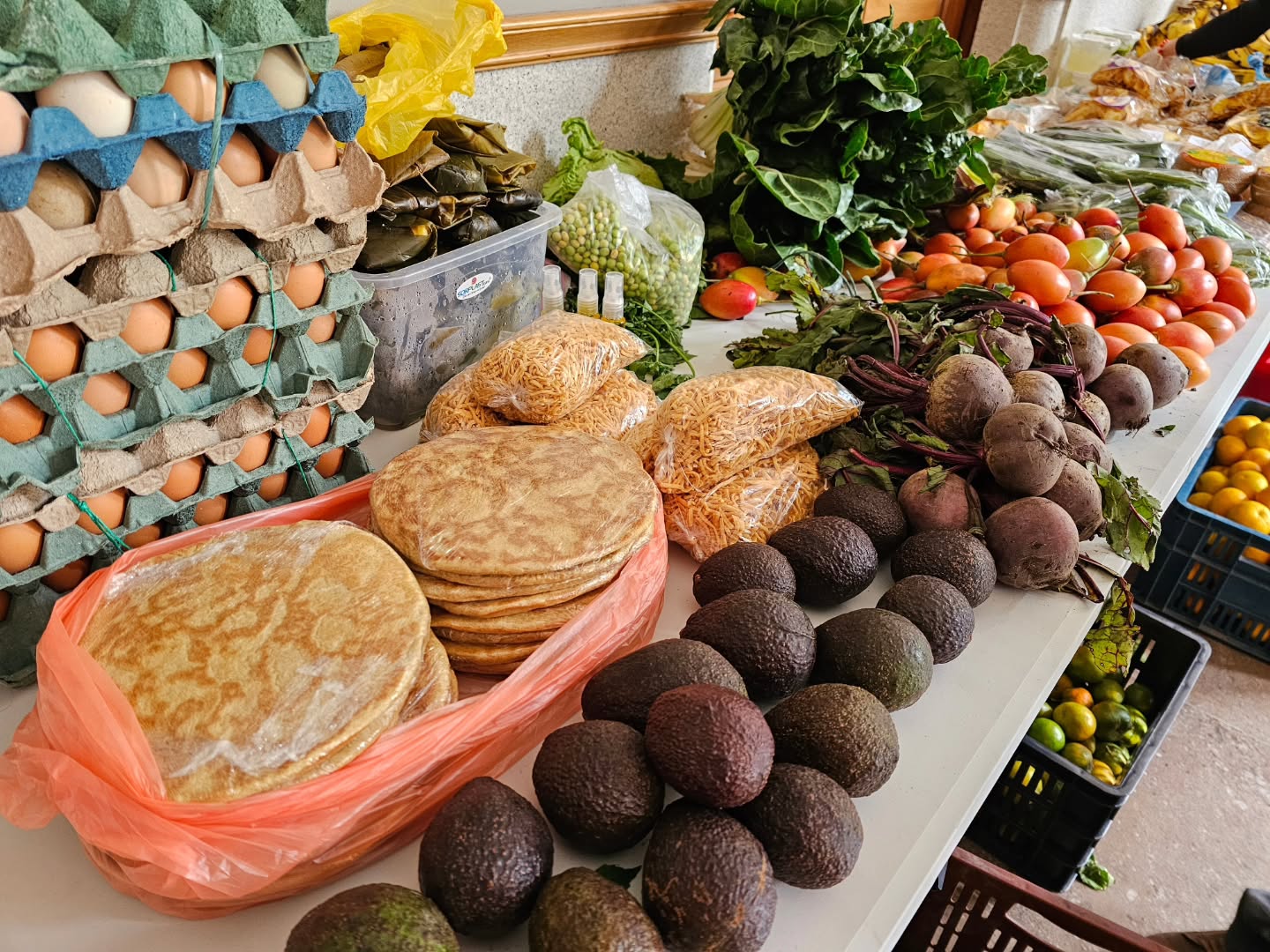 #DíadeEntregas Desde Canastas Verdes seguimos promoviendo prácticas que reivindican la economía en sus diferentes facetas (producción, financiación, comercio y consumo) como medio y no como fin, al servicio de la sostenibilidad de la vida y no del capital o del lucro🌱
💜Nuestra relación entre la producción y el consumo se basa en principios de solidaridad, espiritualidad, reciprocidad, interdependencia y eco dependencia, a favor de la vida y todo lo que la sostiene.
Les invitamos a construir juntos, una apuesta por transformar desde la economía la forma en que convivimos💮