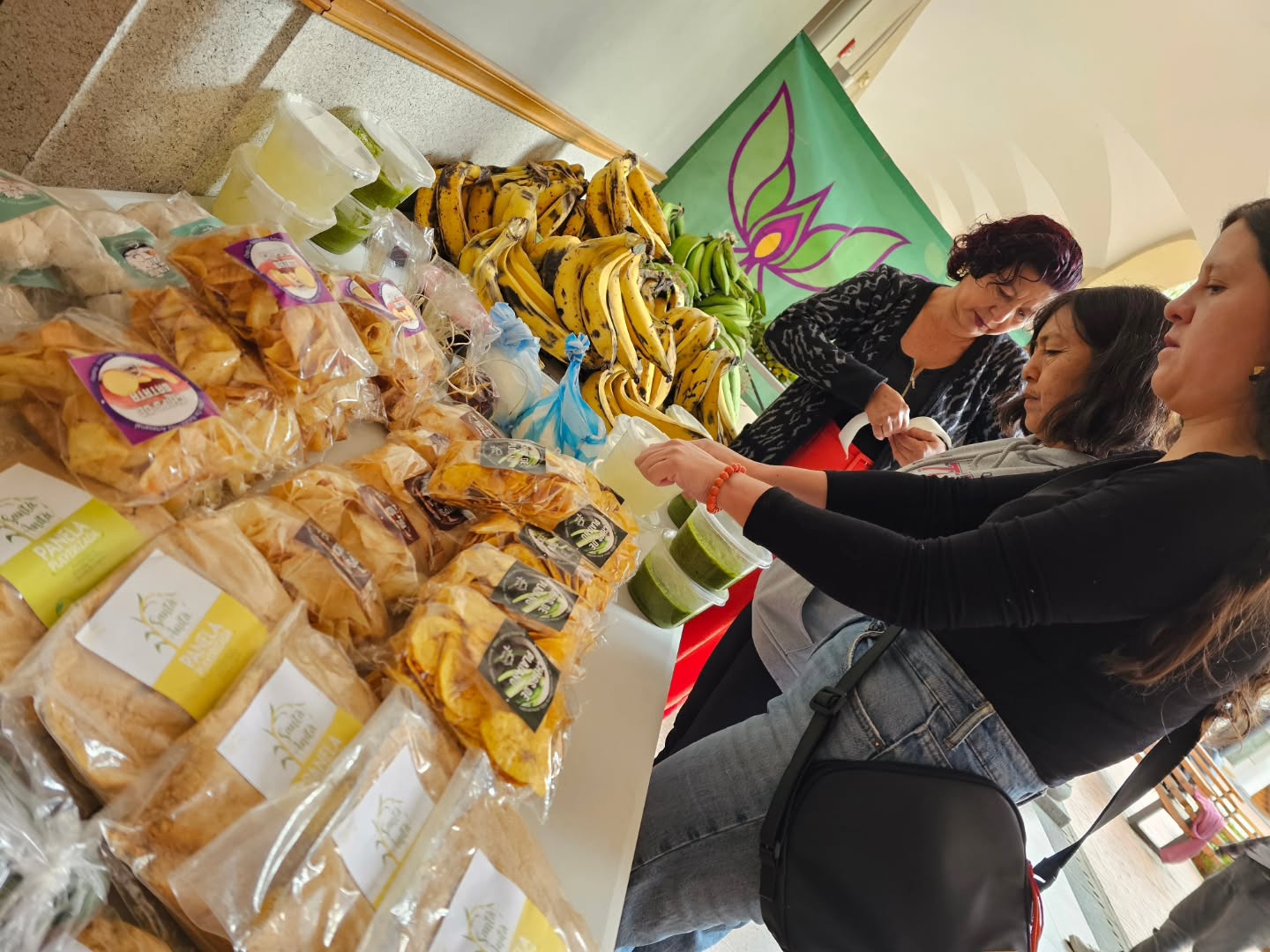 #DíadeEntregas Desde Canastas Verdes seguimos promoviendo prácticas que reivindican la economía en sus diferentes facetas (producción, financiación, comercio y consumo) como medio y no como fin, al servicio de la sostenibilidad de la vida y no del capital o del lucro🌱
💜Nuestra relación entre la producción y el consumo se basa en principios de solidaridad, espiritualidad, reciprocidad, interdependencia y eco dependencia, a favor de la vida y todo lo que la sostiene.
Les invitamos a construir juntos, una apuesta por transformar desde la economía la forma en que convivimos💮