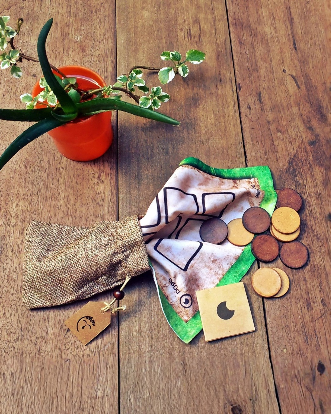 Tablero chiquito, finales inesperados. ⚡En el Pogo, una sola ficha puede dar vuelta la partida.
Cada torre que movés salta, se apila y puede cambiar el desenlace hasta el último segundo...Partidas cortas, tensión rica y un tablero 3×3 que entra en cualquier mesa (o en la mochila para llevarlo de viaje).
Si te gusta llevar un juego chico a todos lados, si sos profe y querés sumar 10 minutos lúdicos al aula, o si sos jugón/jugona de esos que aman los finales que nadie ve venir… Pogo entra perfecto en tu mesa.👉 En el link de la bio encontrás más sobre Pogo y las reglas completas para animarte a la primera partida.💬 Si tuvieras Pogo en la mesa ahora mismo… ¿con quién lo jugarías?#Pogo #juegosdemesa #juegosabstractos #juegosdemesafamiliares #boardgames #juegosargentinos #regalooriginal #juegosenlaaula #viajesconjuegos #carabachuis