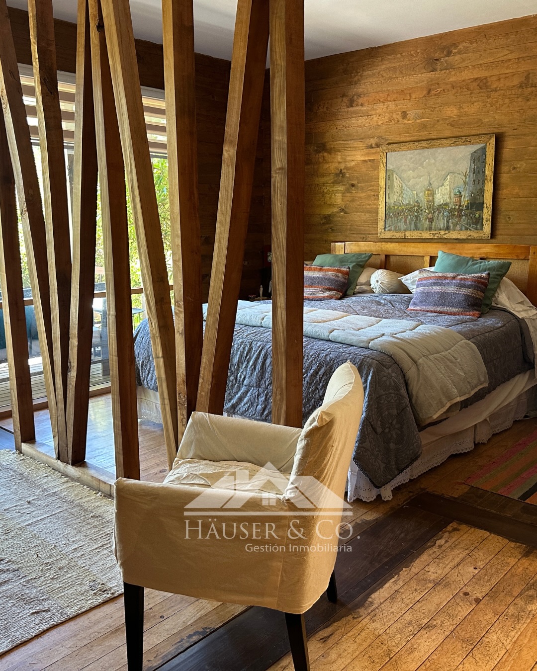 🍃Vivir rodeado de naturaleza, sin renunciar a la cercanía con Pucón, sí es posible.
Esta NUEVA CASA en VENTA de 2 plantas en Los Riscos, a solo 10 minutos de Pucón, combina amplitud, calidez y privacidad en un entorno de alto valor y proyección.
Cada espacio fue pensado para disfrutar la luz natural, la conexión con el exterior y una vida tranquila en el sur 🌿
• Living comedor a doble altura
• Cocina integrada con isla
• Terrazas, quincho y huerta
• 5.000 m² de terreno
• Potencial para cabaña de invitados o arriendo
Un hogar ideal para vivir todo el año, teletrabajar o invertir en una de las zonas con mayor plusvalía del sector lacustre.
👉 Desliza y recorre sus espacios
📩 Agenda tu visita o solicita más información por DM
🌐 Más detalles en www.hauserco.cl