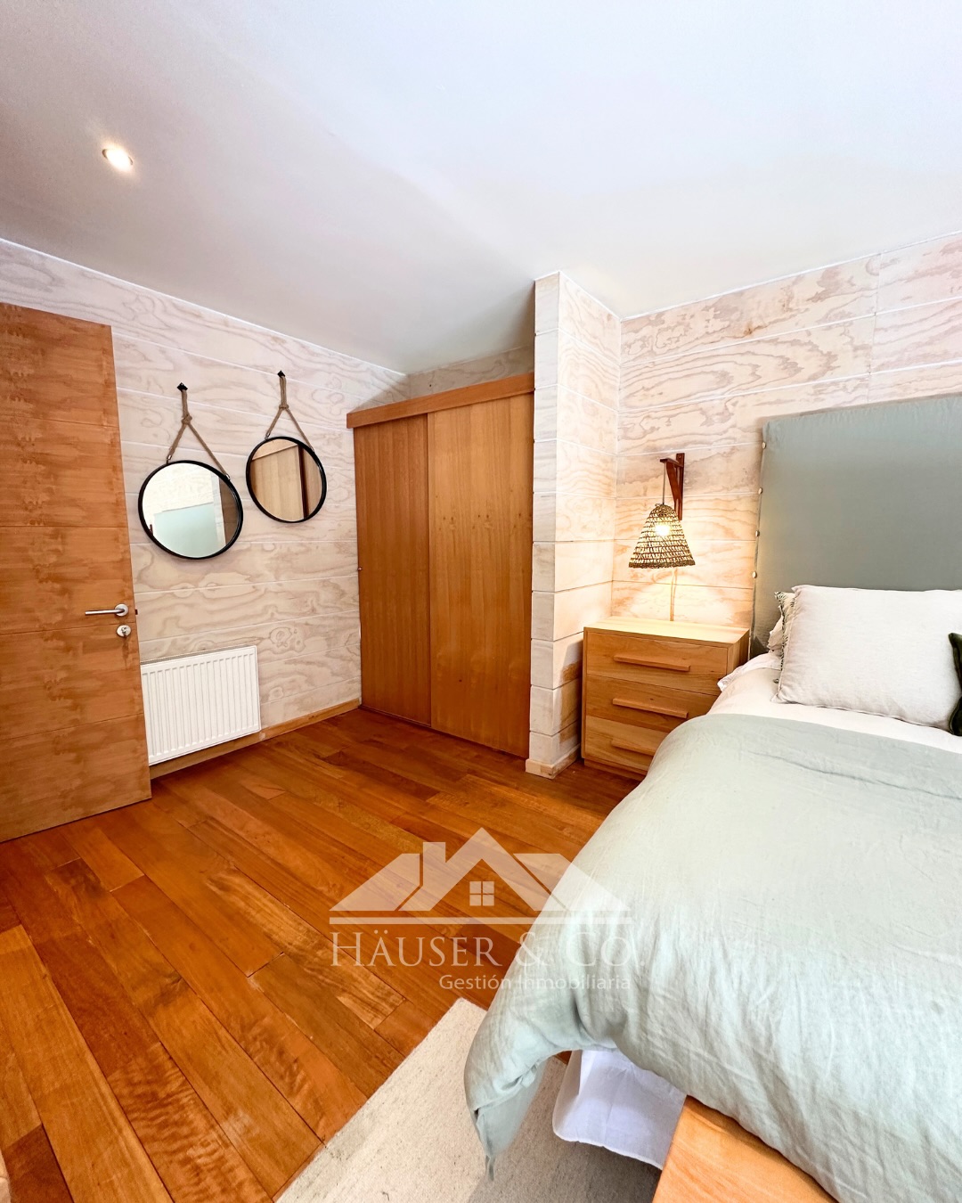 Venta | A orillas del Lago Calafquén 🌊🏡
Maravillosa casa en primera línea de lago, ubicada en la orilla sur del Lago Calafquén, rodeada de naturaleza, privacidad y con acceso directo a la playa. Diseñada para el descanso y la vida en familia, con una arquitectura que se integra armónicamente al paisaje del sur de Chile.
Con 5 dormitorios, amplios espacios interiores, living con chimenea, terrazas con vista al lago y una cuidada decoración realizada por interiorista, esta propiedad combina confort, diseño y entorno natural en su máxima expresión.
Ideal para quienes buscan una casa de segunda vivienda, inversión patrimonial o un refugio familiar a solo 15 minutos de Panguipulli, con vista al volcán Villarrica desde la playa y un entorno exclusivo.
📍 Lago Calafquén – Región de Los Ríos
💰 Valor venta: UF 22.000
📐 Parcela de 8.420 m² | Casa 369,7 m²
🌿 Primera línea | Playa privada | Quincho | Hot tub
🌐 Más información, fotos y video tour completo en nuestra web https://hauserco.cl/propiedad/casa-orilla-de-playa-linda-calafquen/
📲 Contáctanos para coordinar visita
#CasaEnVenta #LagoCalafquén #PropiedadesDeLujo #SurDeChile