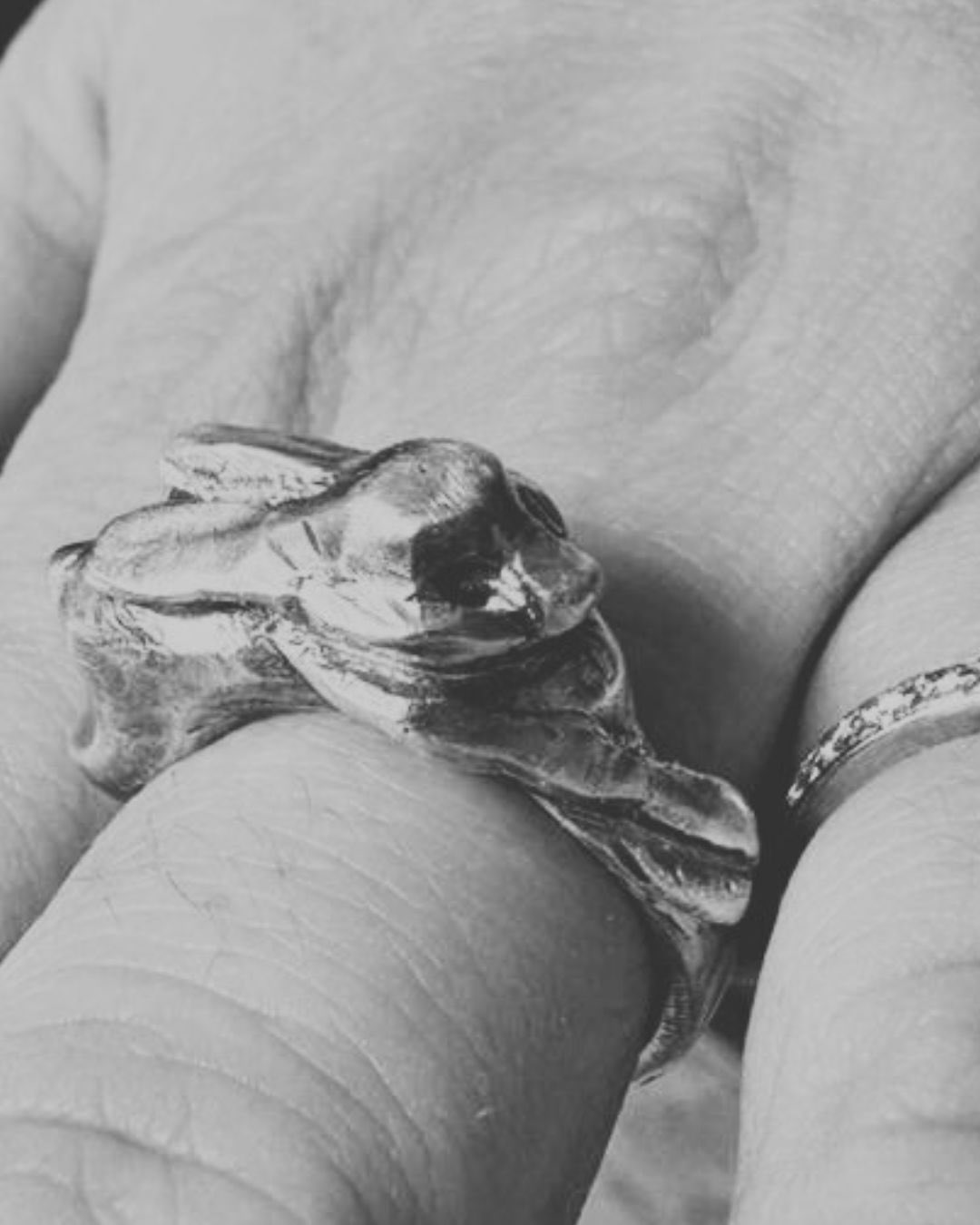 ABIERTAS INSCRIPCIONES para nuestro curso de TALLA DE CERAS Y MICROFUNDICIÓN , dictado por nuestro profesor Alexander Romero @alexanderromeroreyes
Curso teórico práctico.
Dirigido a joyeros, artistas, diseñadores y estudiantes que quieran fortalecer su conocimiento.
Este curso propone un acercamiento a la Microfundición y la talla de cera como herramienta de diseño y pensamiento del material.
Conocerás el uso de cada tipo de cera y las posibilidades que tienes para trabajarlas.
Podrás calar, limar, utilizar fresas de diferentes tipos, así como diferentes herramientas que te ayudarán a moldear.
Igualmente conocerás el proceso de elaboración de caucho, vaciado y construcción de árboles para la fundición de tu pieza.
Fechas:
Febrero: 10,13,17,20,24,27
Marzo: 3,6,10,13
Martes y Viernes de 2:00 a 6:00 pm
Inversión: $1.350.000