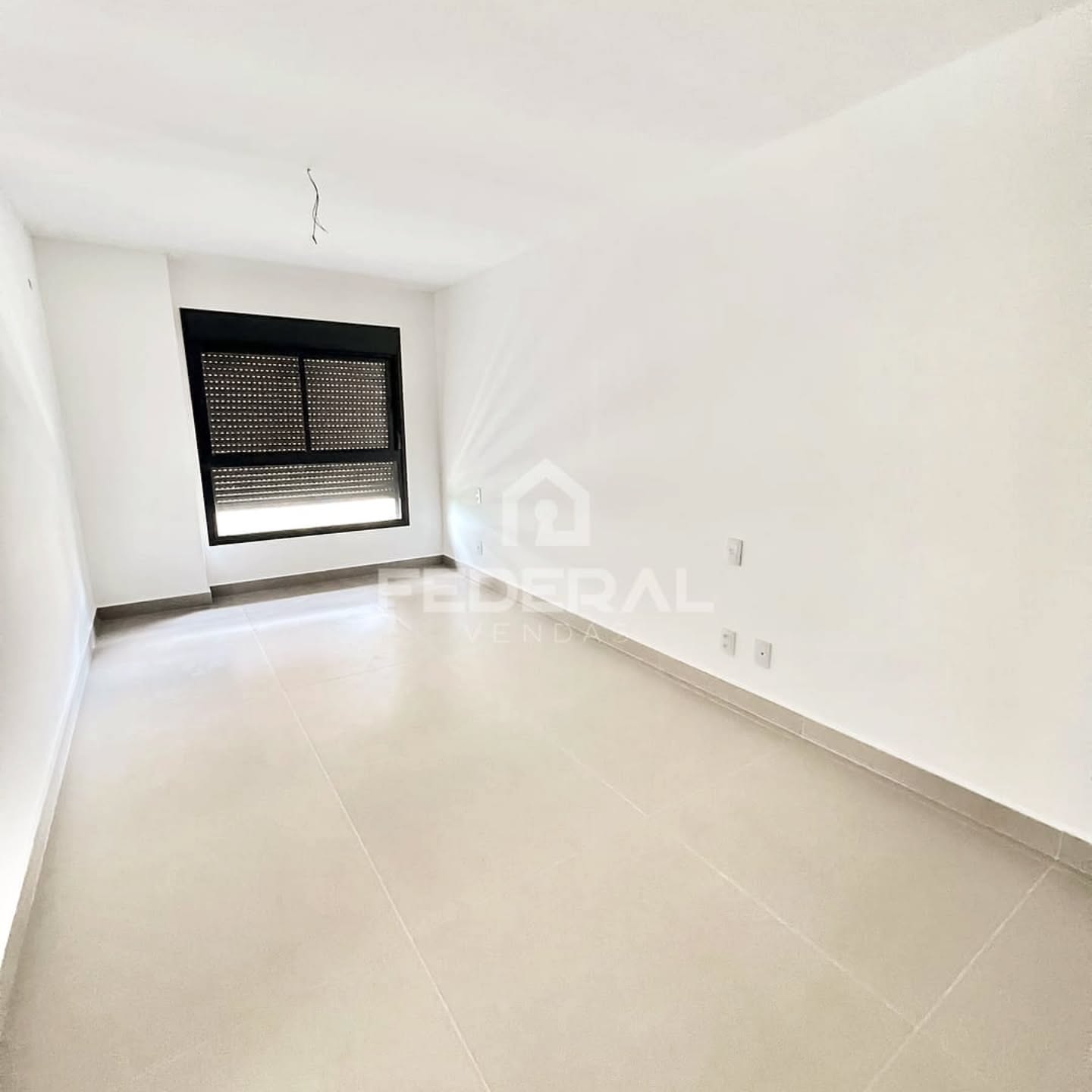 #VENDA | #SETORSERRINHA
Apresentamos este imponente apartamento de 3 suítes está localizado no Opus Tellure, na desejada região da Serrinha, em Goiânia.
Um imóvel recém-construído (2025) que traduz elegância, arquitetura contemporânea e alto padrão construtivo.
📐 199 m² de área total
🛏️ 3 suítes plenas
🚿 5 banheiros
🌆 Varanda com vista panorâmica
🍽️ Cozinha com bancada em granito preto
🛋️ Sala de estar e jantar amplas, com excelente iluminação natural
🏙️ Andar alto | 🐾 Aceita pet
O condomínio oferece uma experiência completa de morar bem:
🏋️ Academia | 🎉 Salão de festas | 🧸 Brinquedoteca
🎮 Salão de jogos | 🌿 Playground
🔐 Portaria 24h | 🚪 Elevador privativo | 📹 Segurança completa.
Um empreendimento exclusivo, bem localizado, próximo a comércios, serviços e vias de fácil acesso — ideal para quem busca conforto, privacidade e valorização patrimonial.
💰 Valor de venda: R$ 2.200.000
💼 Condomínio: R$ 1.100
📲 Entre em contato e agende sua visita.
(62) 98408-3099
#FederalVendas
#FederalImóveis
#OpusTellure