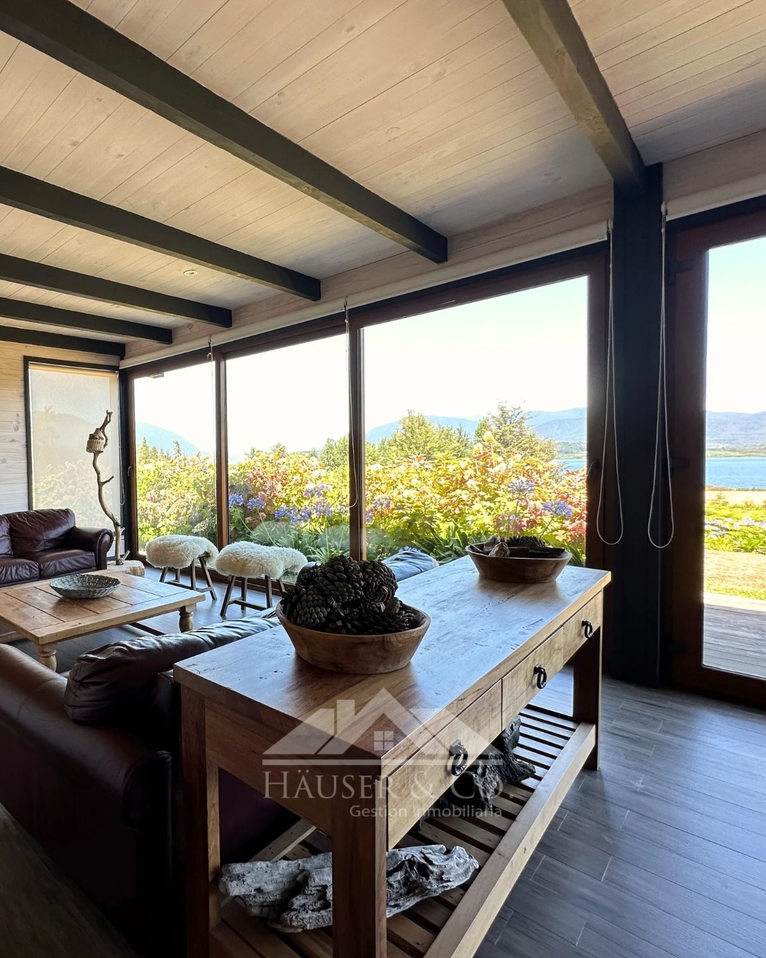 ✨CASA EN VENTA con acceso directo al lago Panguipulli | Parque Obenque
Si estás buscando una casa en venta en Panguipulli con acceso a lago, esta propiedad en el Condominio Parque Obenque es una verdadera oportunidad de inversión en el sur de Chile.
Ubicada a solo 5 minutos del centro de Panguipulli, esta casa de 225 m² construidos se emplaza en una parcela de más de 5.000 m² con vista despejada al lago Panguipulli.
✦ Amplio living comedor con chimenea y vista panorámica al lago
✦ Terrazas integradas para asados y vida exterior
✦ Cocina equipada con artefactos FVD
✦ 4 dormitorios + dormitorio de servicio
✦ 3 baños completos
✦ Sala de estar en segundo nivel
✦ Calefacción central con caldera a gas
✦ Jardín formado con riego automático
El condominio ofrece:
❋ Acceso directo a la playa
❋ Muelle y bajada de lancha
❋ Boya propia numerada en el lago
❋ Cuidador todo el año
❋ Entorno residencial consolidado y seguro
Esta casa en venta en Parque Obenque, Panguipulli, se vende a puertas cerradas y representa una excelente alternativa como segunda vivienda o inversión patrimonial en la Región de Los Ríos.
📍Ubicación: Condominio Parque Obenque, Panguipulli, Chile
VALOR : UF 16.000
Agenda tu visita privada al wsp +56975598897 y conoce esta propiedad con acceso a lago en el sur de Chile.