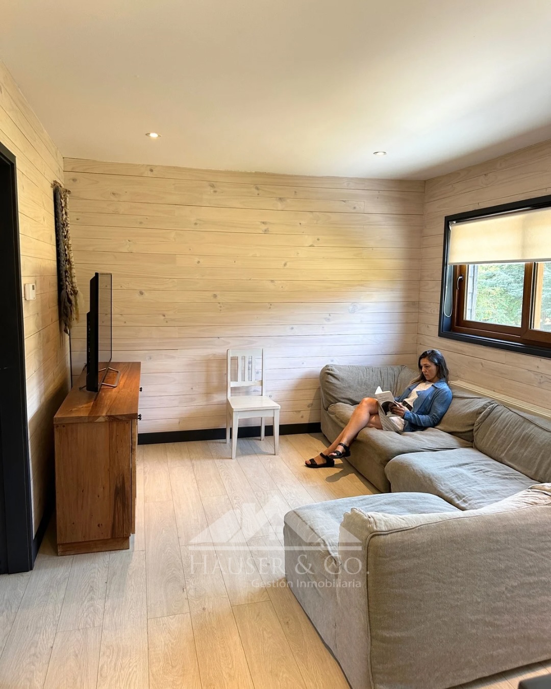 ✨CASA EN VENTA con acceso directo al lago Panguipulli | Parque Obenque
Si estás buscando una casa en venta en Panguipulli con acceso a lago, esta propiedad en el Condominio Parque Obenque es una verdadera oportunidad de inversión en el sur de Chile.
Ubicada a solo 5 minutos del centro de Panguipulli, esta casa de 225 m² construidos se emplaza en una parcela de más de 5.000 m² con vista despejada al lago Panguipulli.
✦ Amplio living comedor con chimenea y vista panorámica al lago
✦ Terrazas integradas para asados y vida exterior
✦ Cocina equipada con artefactos FVD
✦ 4 dormitorios + dormitorio de servicio
✦ 3 baños completos
✦ Sala de estar en segundo nivel
✦ Calefacción central con caldera a gas
✦ Jardín formado con riego automático
El condominio ofrece:
❋ Acceso directo a la playa
❋ Muelle y bajada de lancha
❋ Boya propia numerada en el lago
❋ Cuidador todo el año
❋ Entorno residencial consolidado y seguro
Esta casa en venta en Parque Obenque, Panguipulli, se vende a puertas cerradas y representa una excelente alternativa como segunda vivienda o inversión patrimonial en la Región de Los Ríos.
📍Ubicación: Condominio Parque Obenque, Panguipulli, Chile
VALOR : UF 16.000
Agenda tu visita privada al wsp +56975598897 y conoce esta propiedad con acceso a lago en el sur de Chile.