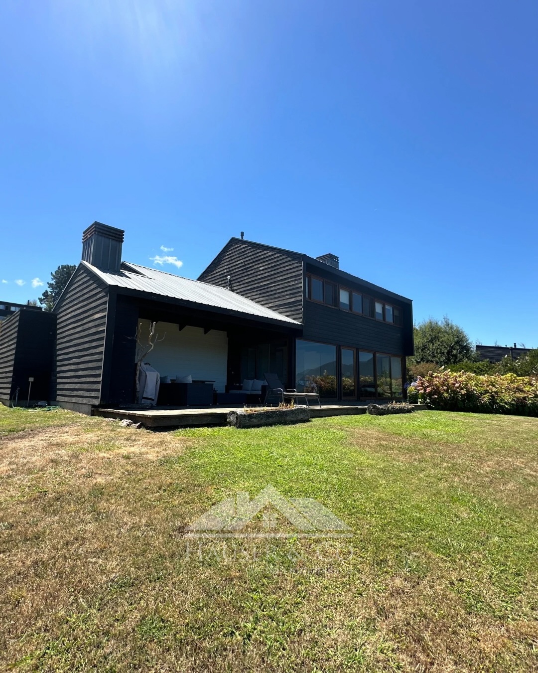 ✨CASA EN VENTA con acceso directo al lago Panguipulli | Parque Obenque
Si estás buscando una casa en venta en Panguipulli con acceso a lago, esta propiedad en el Condominio Parque Obenque es una verdadera oportunidad de inversión en el sur de Chile.
Ubicada a solo 5 minutos del centro de Panguipulli, esta casa de 225 m² construidos se emplaza en una parcela de más de 5.000 m² con vista despejada al lago Panguipulli.
✦ Amplio living comedor con chimenea y vista panorámica al lago
✦ Terrazas integradas para asados y vida exterior
✦ Cocina equipada con artefactos FVD
✦ 4 dormitorios + dormitorio de servicio
✦ 3 baños completos
✦ Sala de estar en segundo nivel
✦ Calefacción central con caldera a gas
✦ Jardín formado con riego automático
El condominio ofrece:
❋ Acceso directo a la playa
❋ Muelle y bajada de lancha
❋ Boya propia numerada en el lago
❋ Cuidador todo el año
❋ Entorno residencial consolidado y seguro
Esta casa en venta en Parque Obenque, Panguipulli, se vende a puertas cerradas y representa una excelente alternativa como segunda vivienda o inversión patrimonial en la Región de Los Ríos.
📍Ubicación: Condominio Parque Obenque, Panguipulli, Chile
VALOR : UF 16.000
Agenda tu visita privada al wsp +56975598897 y conoce esta propiedad con acceso a lago en el sur de Chile.