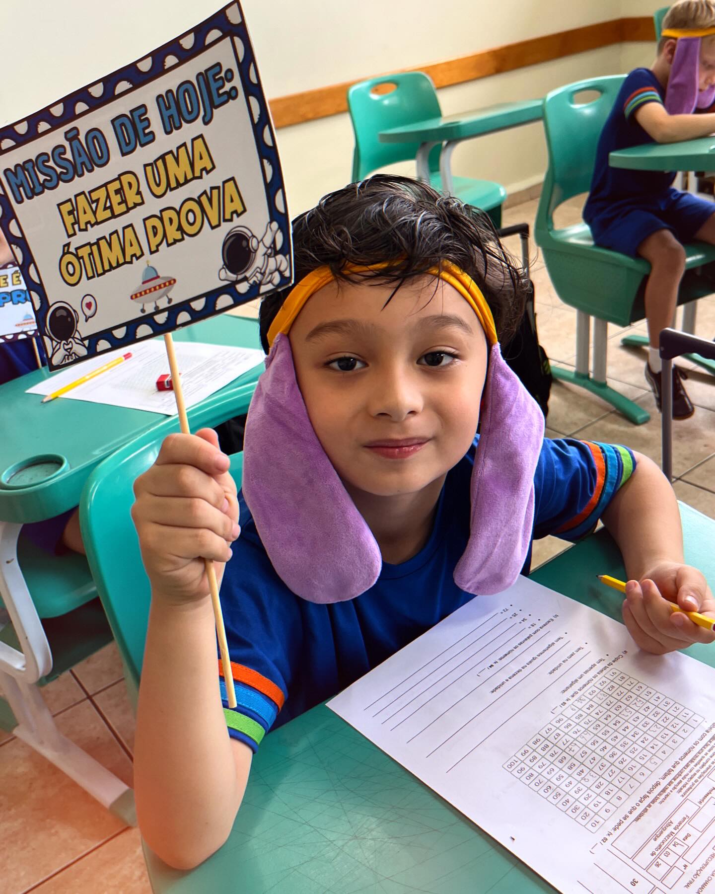 Os alunos do 2º ano vivenciaram uma experiência enriquecedora ao se prepararem para as avaliações. O colégio adota métodos lúdicos para o aprendizado, especialmente em momentos desafiadores, como as provas. 🧾✍🏻
A história do Geraldo, personagem do programa socioemocional LIV e a sua “orelhinha” foram utilizadas como recursos simbólicos para apoiar o desenvolvimento socioemocional dos estudantes durante a primeira avaliação do ano. Essa prática os ajuda a enfrentar desafios, fortalecer a autoconfiança e tornar o aprendizado mais lever. 🥰🙏🏻