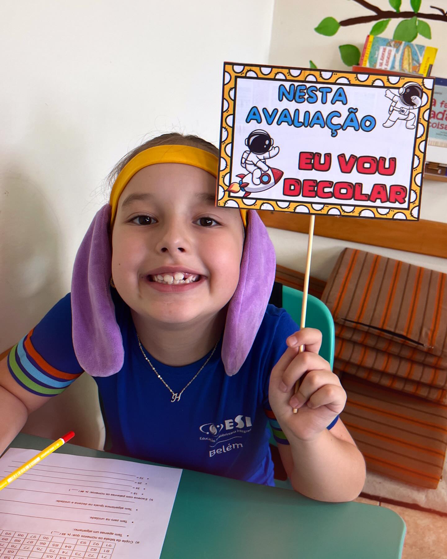 Os alunos do 2º ano vivenciaram uma experiência enriquecedora ao se prepararem para as avaliações. O colégio adota métodos lúdicos para o aprendizado, especialmente em momentos desafiadores, como as provas. 🧾✍🏻
A história do Geraldo, personagem do programa socioemocional LIV e a sua “orelhinha” foram utilizadas como recursos simbólicos para apoiar o desenvolvimento socioemocional dos estudantes durante a primeira avaliação do ano. Essa prática os ajuda a enfrentar desafios, fortalecer a autoconfiança e tornar o aprendizado mais lever. 🥰🙏🏻