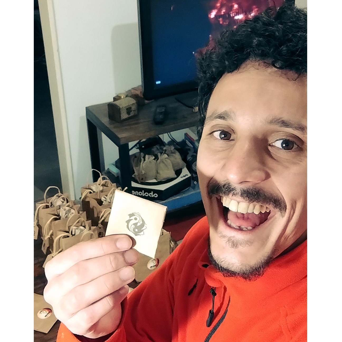 Si entrás a nuestra nueva web: chuis.com.ar
podés llevarte el juego que más te guste con un par de clicks...
o... podés hacer como Daniela y llevarte 20!!! 🙄¿sabés por qué?
Porque eso de regalar caramelos en la bolsita del cumple ya pasó de moda... 🤨
Ahora la que va es regalar juegos de Carabachuis! 😜 🥳#regalos #regalosoriginales #diversion #compartir #cumpleaños #juegosdemesa #graciasDaniela! #ceeercaaRosarioSiempreEstuvoooCeercaa...