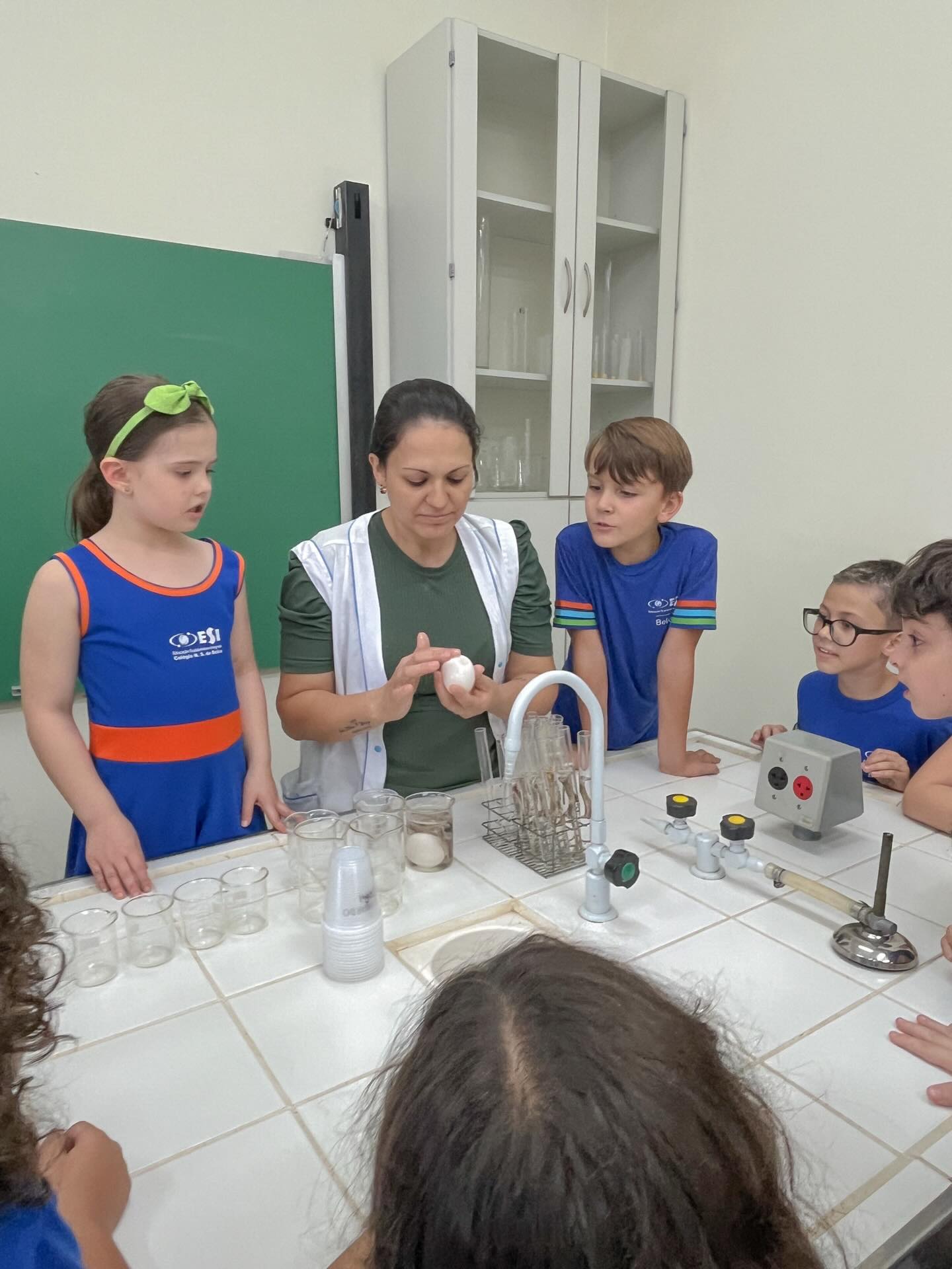 Os estudantes do 2° ano realizaram a experiência do ovo e do osso no vinagre, observando reações químicas que envolvem o cálcio. Com o tempo, a casca do ovo e o osso ficaram mais flexíveis, mostrando como o vinagre age sobre o cálcio. Uma atividade divertida que despertou a curiosidade e aproximou as crianças da ciência. 📝🔬🧪