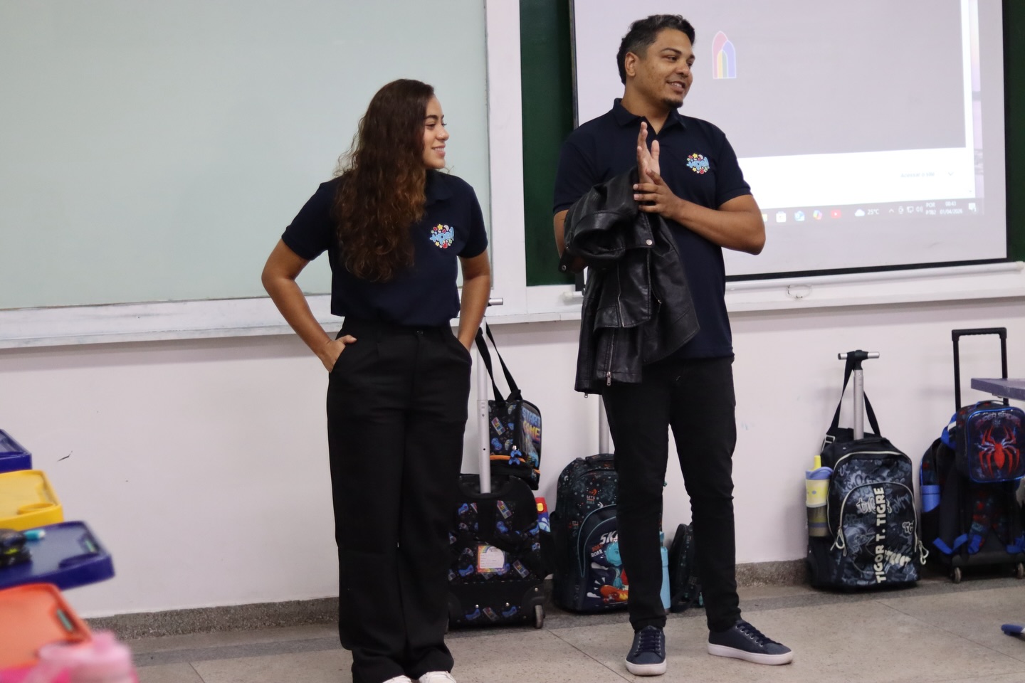 Abril iniciando com um propósito que nos move: plantar sementes de empatia e compreensão. Vivemos uma manhã especial na @escolaalternativa 🤩
Conversamos com cerca de 250 alunos, do 1º ao 5º ano, sobre como as nossas diferenças nos tornam únicos e como o carinho é sempre a melhor forma de comunicação.
A diferença nos une🩵
#autismo #abrilazul