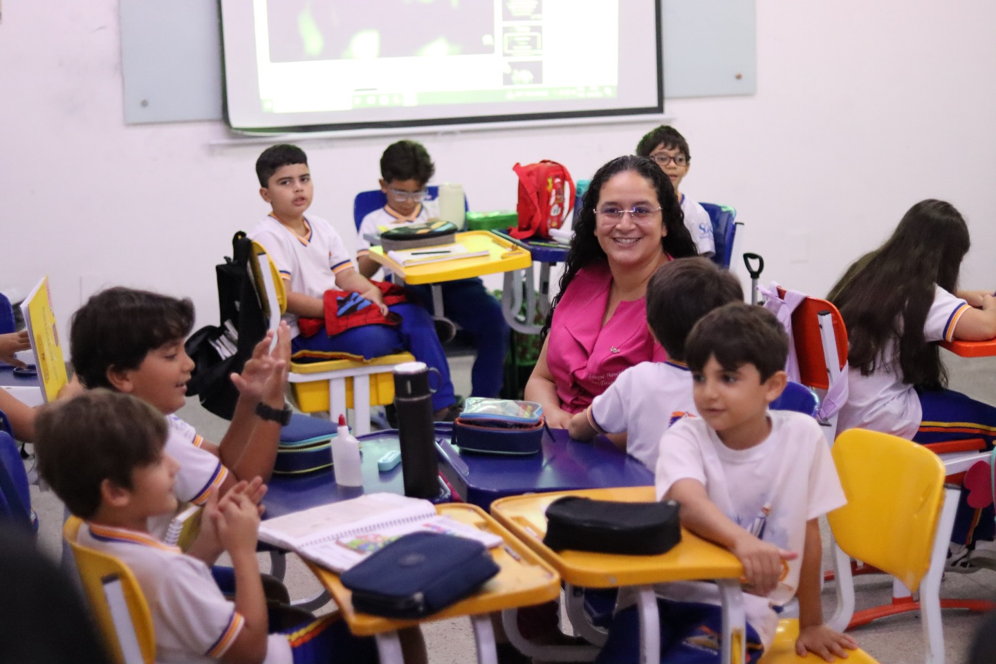 Abril iniciando com um propósito que nos move: plantar sementes de empatia e compreensão. Vivemos uma manhã especial na @escolaalternativa 🤩
Conversamos com cerca de 250 alunos, do 1º ao 5º ano, sobre como as nossas diferenças nos tornam únicos e como o carinho é sempre a melhor forma de comunicação.
A diferença nos une🩵
#autismo #abrilazul