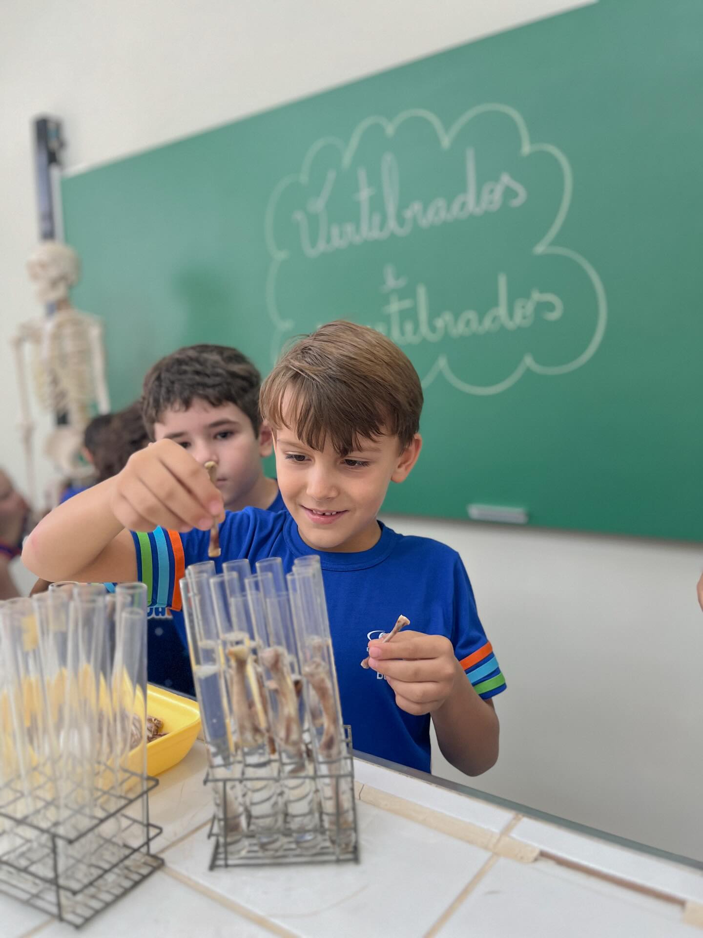 Os estudantes do 2° ano realizaram a experiência do ovo e do osso no vinagre, observando reações químicas que envolvem o cálcio. Com o tempo, a casca do ovo e o osso ficaram mais flexíveis, mostrando como o vinagre age sobre o cálcio. Uma atividade divertida que despertou a curiosidade e aproximou as crianças da ciência. 📝🔬🧪