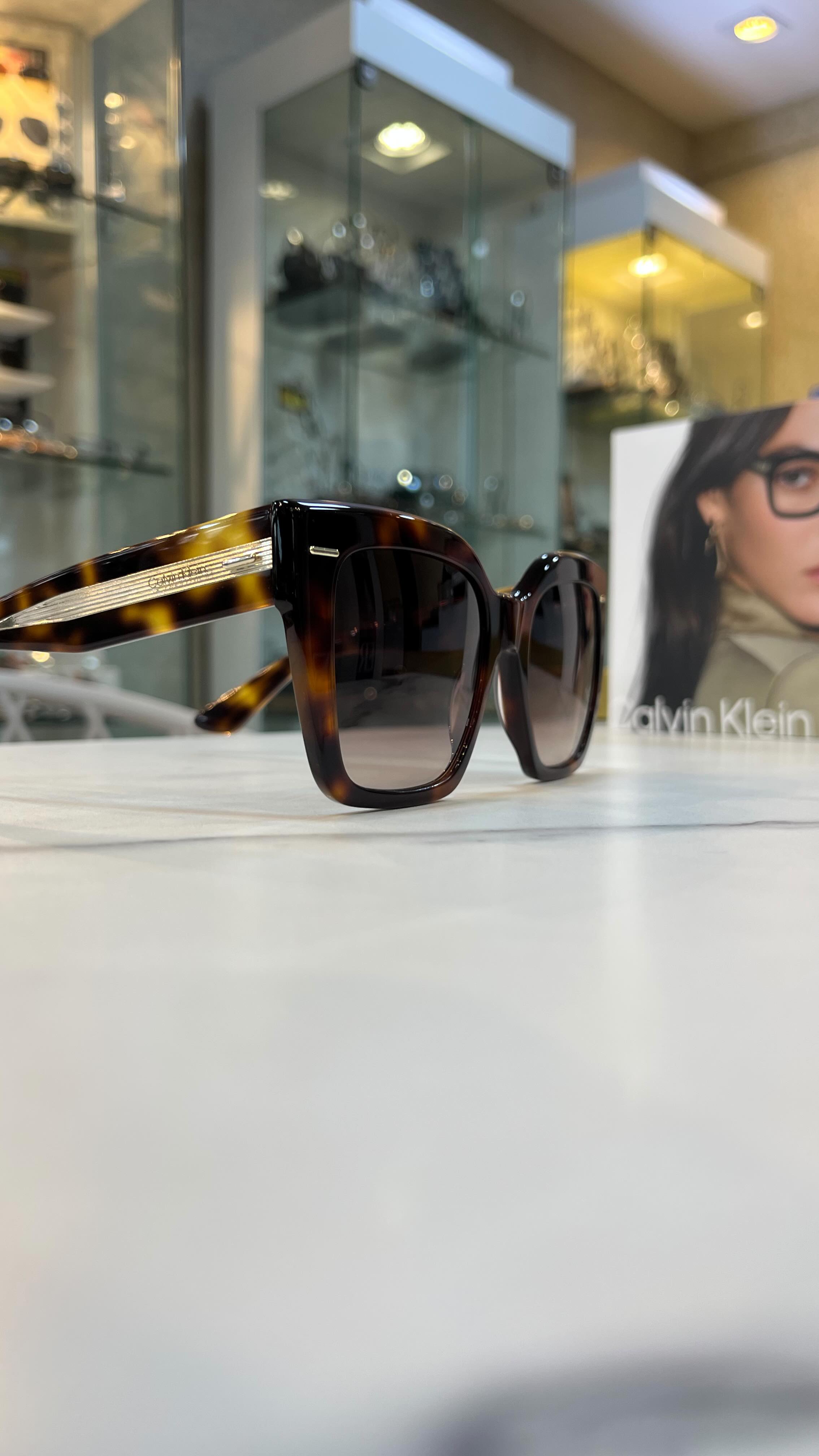 ✨🕶 Estilo que fala por você. Qualidade que sua visão merece. 👓✨
Os óculos de sol e de grau da Calvin Klein unem design moderno, sofisticação e conforto em cada detalhe 😍
Seja para proteger seus olhos ou elevar seu visual no dia a dia, aqui você encontra modelos que combinam com você 💛
🖤 Minimalistas, elegantes e atemporais… do jeito que só a Calvin Klein sabe fazer.
📲 Me chama no direct e vem escolher o seu!
#OticaVisualle #CalvinKlein #OculosDeSol #OculosDeGrau #Estilo