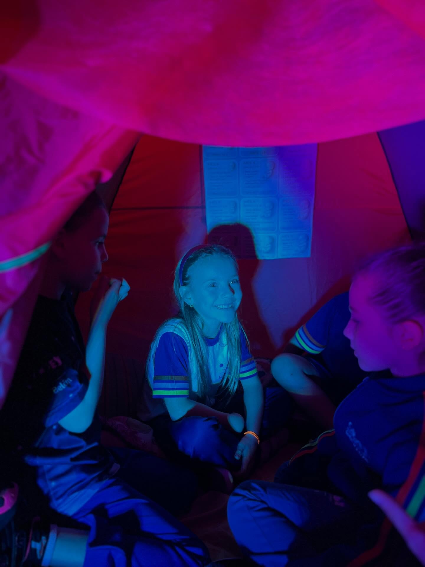 No projeto “Minha Primeira Moradia”, os alunos do 1º ano participaram de uma vivência muito especial 🤱🏻🩵
Eles vivenciaram uma proposta sensorial que simulava o ambiente do útero, com sons, cores e sensações que despertaram curiosidade e encantamento.
Também observaram imagens do crescimento do bebê, aprendendo como ele se desenvolve e que o útero é a nossa primeira moradia, dentro da barriga. 🫶🏻