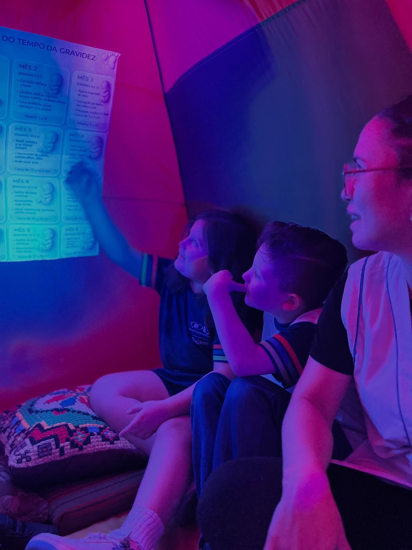 No projeto “Minha Primeira Moradia”, os alunos do 1º ano participaram de uma vivência muito especial 🤱🏻🩵
Eles vivenciaram uma proposta sensorial que simulava o ambiente do útero, com sons, cores e sensações que despertaram curiosidade e encantamento.
Também observaram imagens do crescimento do bebê, aprendendo como ele se desenvolve e que o útero é a nossa primeira moradia, dentro da barriga. 🫶🏻