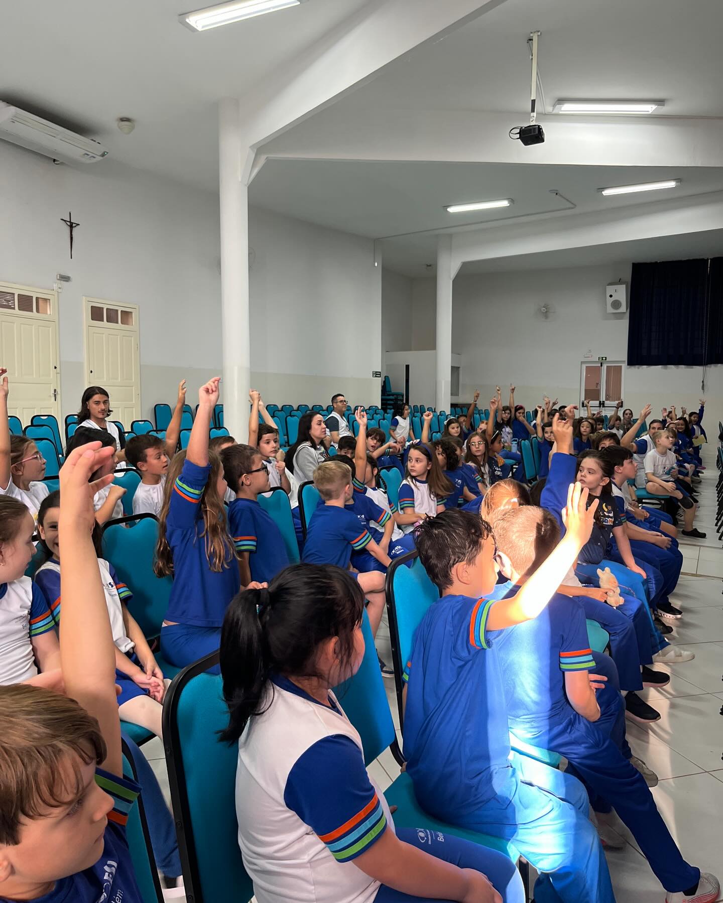 Hoje, no Dia do Livro, celebramos o poder das histórias e o prazer de ler! 📚
Nos anos iniciais, nosso projeto de leitura incentiva o hábito leitor de forma lúdica, com o “passaporte da leitura”, onde os alunos registram, por meio de carimbos, os livros lidos. A proposta desperta o interesse, a curiosidade e o encanto pela leitura, respeitando cada etapa do desenvolvimento.
Assim, fortalecemos a alfabetização e formamos leitores autônomos, críticos e apaixonados por histórias desde cedo. 💙📖