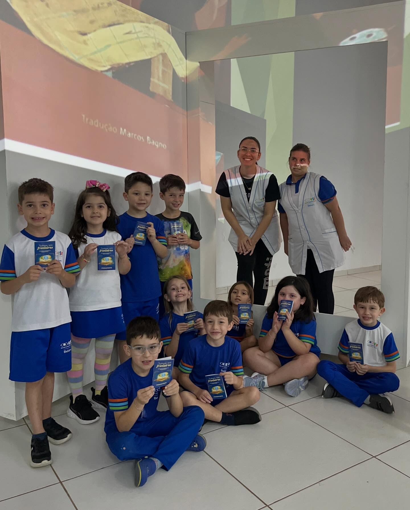 Hoje, no Dia do Livro, celebramos o poder das histórias e o prazer de ler! 📚
Nos anos iniciais, nosso projeto de leitura incentiva o hábito leitor de forma lúdica, com o “passaporte da leitura”, onde os alunos registram, por meio de carimbos, os livros lidos. A proposta desperta o interesse, a curiosidade e o encanto pela leitura, respeitando cada etapa do desenvolvimento.
Assim, fortalecemos a alfabetização e formamos leitores autônomos, críticos e apaixonados por histórias desde cedo. 💙📖