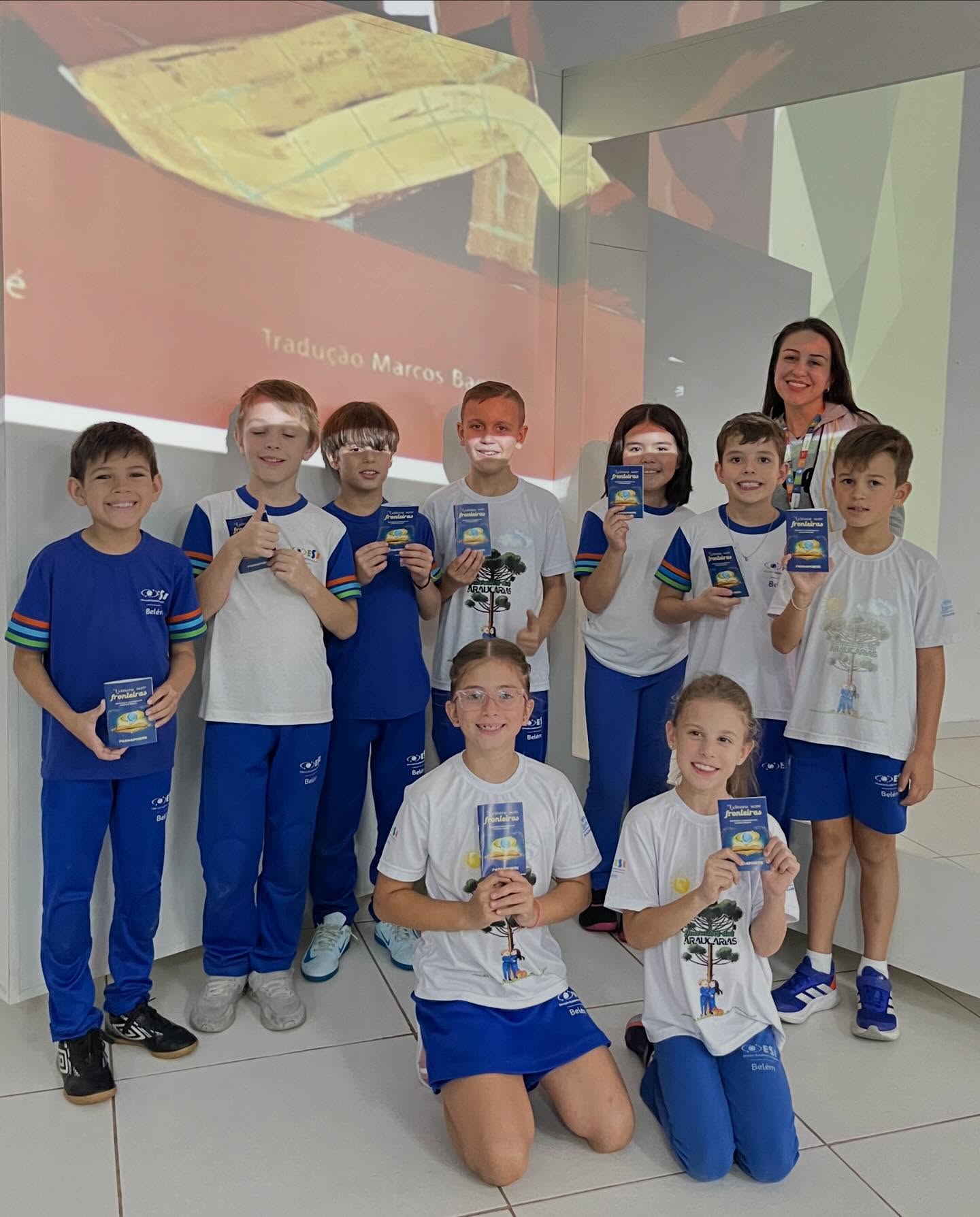 Hoje, no Dia do Livro, celebramos o poder das histórias e o prazer de ler! 📚
Nos anos iniciais, nosso projeto de leitura incentiva o hábito leitor de forma lúdica, com o “passaporte da leitura”, onde os alunos registram, por meio de carimbos, os livros lidos. A proposta desperta o interesse, a curiosidade e o encanto pela leitura, respeitando cada etapa do desenvolvimento.
Assim, fortalecemos a alfabetização e formamos leitores autônomos, críticos e apaixonados por histórias desde cedo. 💙📖