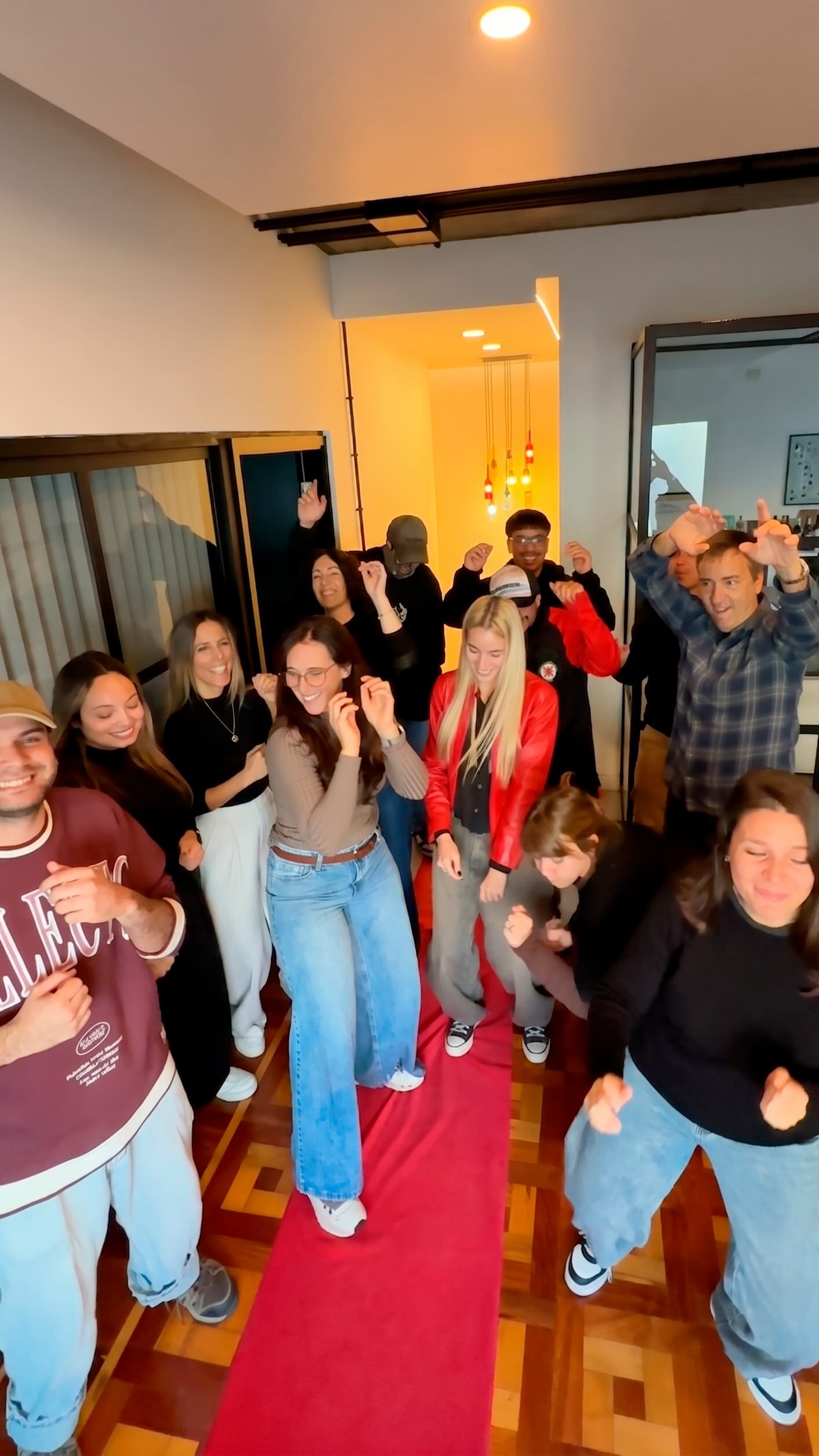Hoy nuestra directora quiso homenajear al team de Argency por el trabajo diario, por la energía que sostiene cada proyecto y, especialmente, por la campaña del Día del Malbec 2026, que tuvo un impacto enorme en redes.Una campaña que superó visualizaciones e interacciones orgánicas, incluso por encima de acciones de organismos oficiales.Pero más allá de los números, lo que celebramos es otra cosa:
la cabeza, el oficio, la sensibilidad, la insistencia, las horas, las ideas, los detalles y esa forma tan nuestra de hacer que algo simple termine teniendo alma.Porque en Argency creemos que las campañas no las hacen las herramientas. Las hacen las personas.Y sí: hoy es viernes.
Y esos cuerpos lo saben.Gracias, equipo. 🍷✨