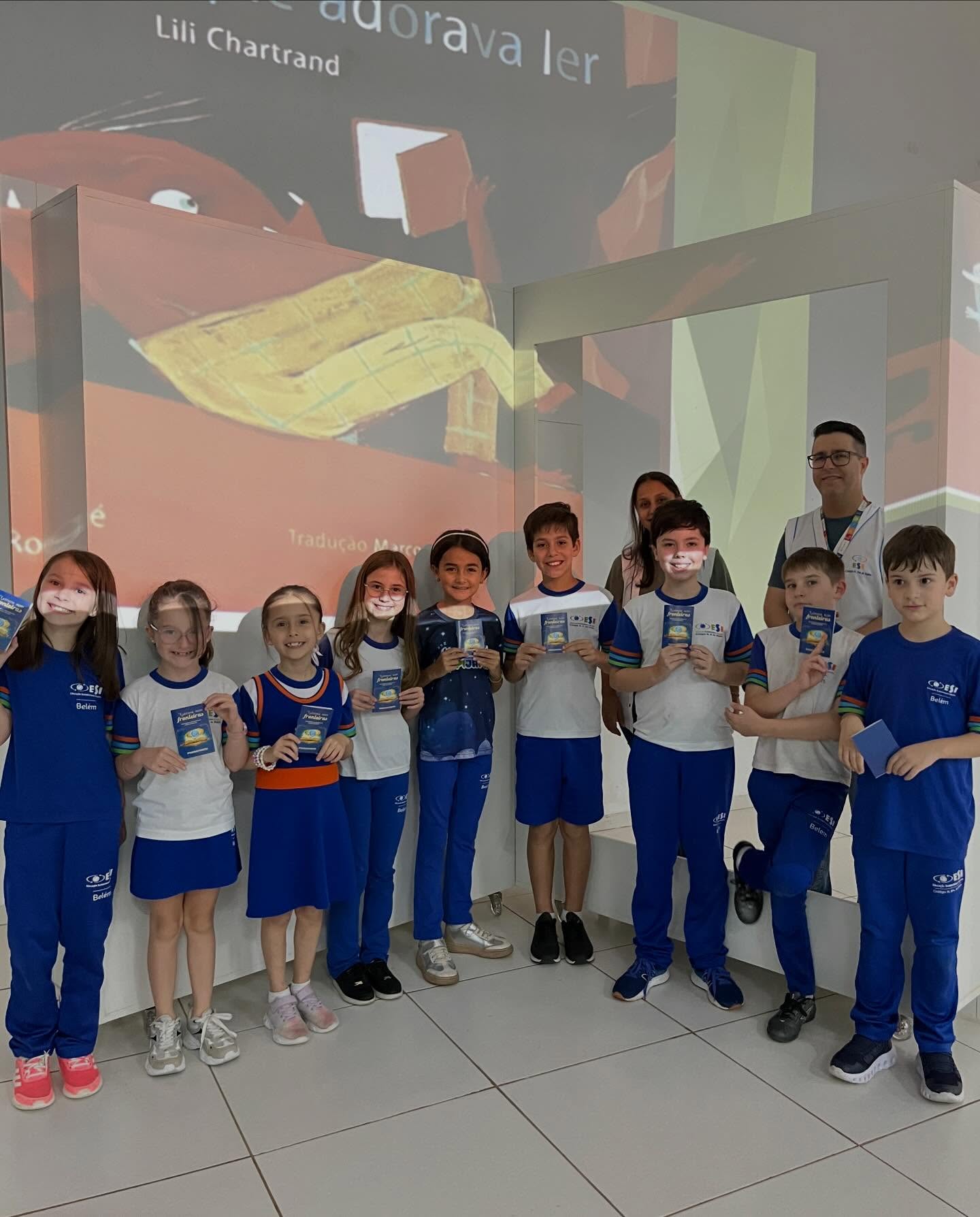 Hoje, no Dia do Livro, celebramos o poder das histórias e o prazer de ler! 📚
Nos anos iniciais, nosso projeto de leitura incentiva o hábito leitor de forma lúdica, com o “passaporte da leitura”, onde os alunos registram, por meio de carimbos, os livros lidos. A proposta desperta o interesse, a curiosidade e o encanto pela leitura, respeitando cada etapa do desenvolvimento.
Assim, fortalecemos a alfabetização e formamos leitores autônomos, críticos e apaixonados por histórias desde cedo. 💙📖