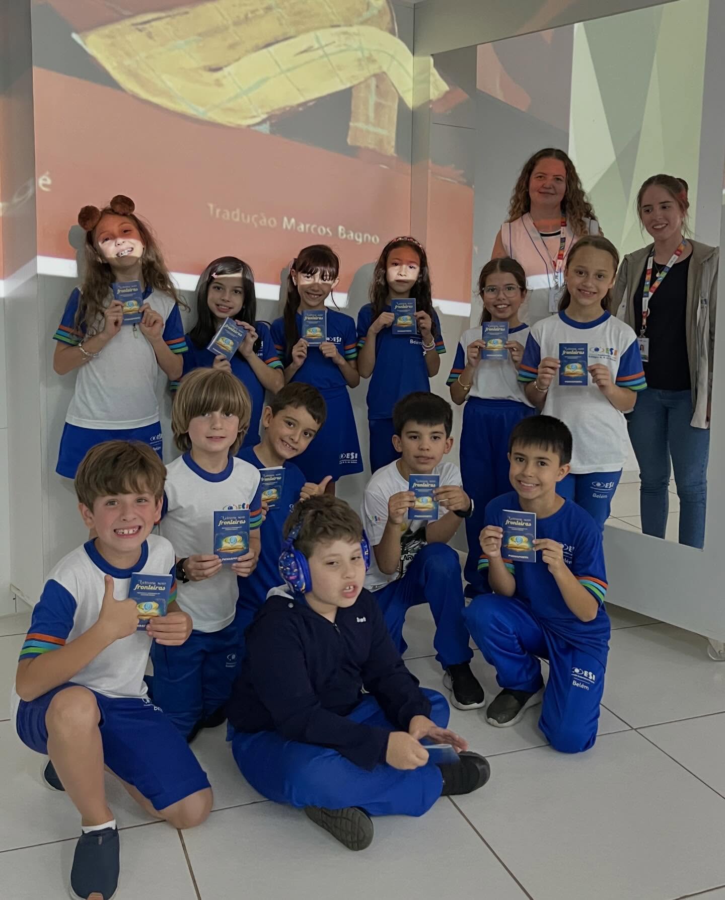 Hoje, no Dia do Livro, celebramos o poder das histórias e o prazer de ler! 📚
Nos anos iniciais, nosso projeto de leitura incentiva o hábito leitor de forma lúdica, com o “passaporte da leitura”, onde os alunos registram, por meio de carimbos, os livros lidos. A proposta desperta o interesse, a curiosidade e o encanto pela leitura, respeitando cada etapa do desenvolvimento.
Assim, fortalecemos a alfabetização e formamos leitores autônomos, críticos e apaixonados por histórias desde cedo. 💙📖