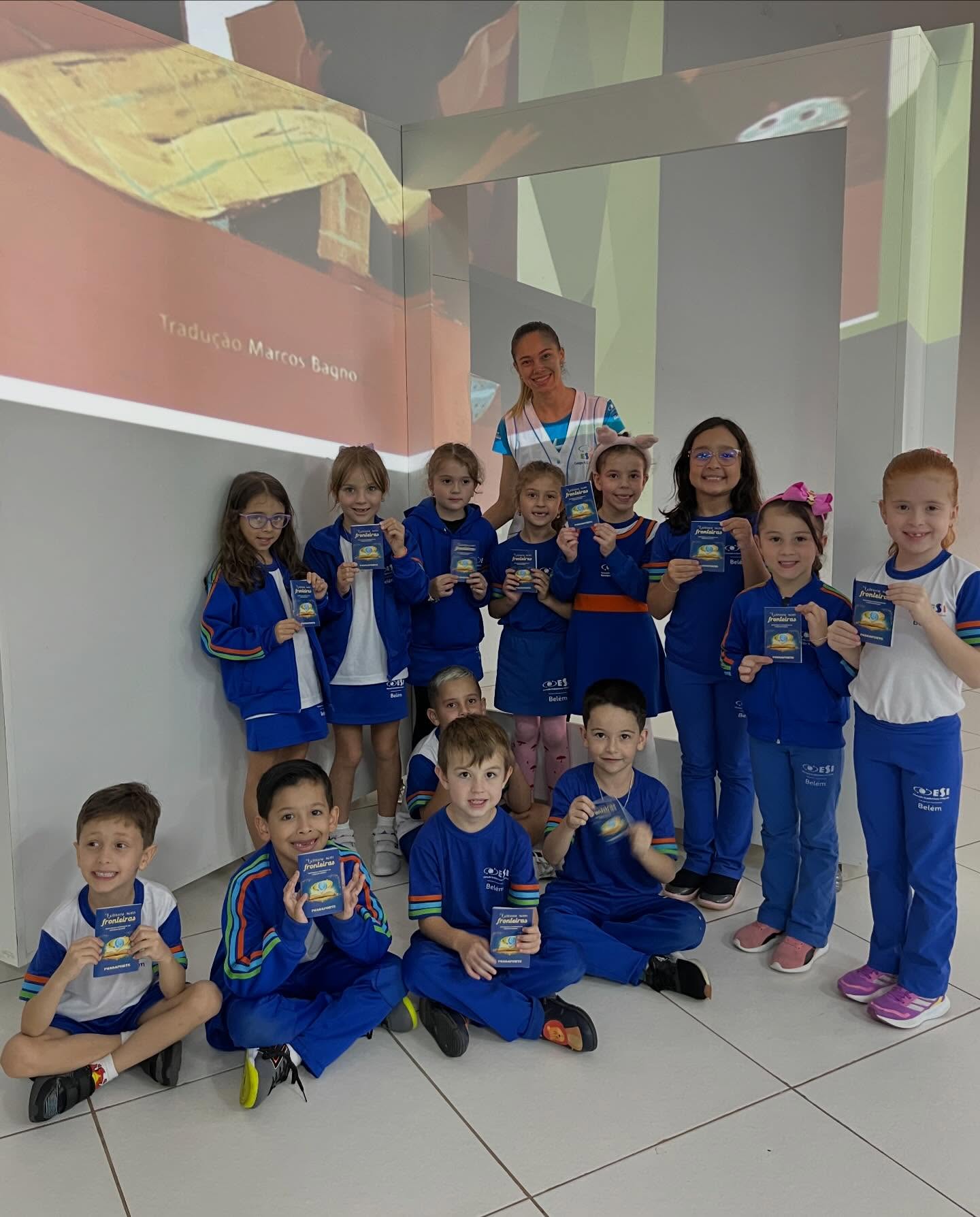 Hoje, no Dia do Livro, celebramos o poder das histórias e o prazer de ler! 📚
Nos anos iniciais, nosso projeto de leitura incentiva o hábito leitor de forma lúdica, com o “passaporte da leitura”, onde os alunos registram, por meio de carimbos, os livros lidos. A proposta desperta o interesse, a curiosidade e o encanto pela leitura, respeitando cada etapa do desenvolvimento.
Assim, fortalecemos a alfabetização e formamos leitores autônomos, críticos e apaixonados por histórias desde cedo. 💙📖