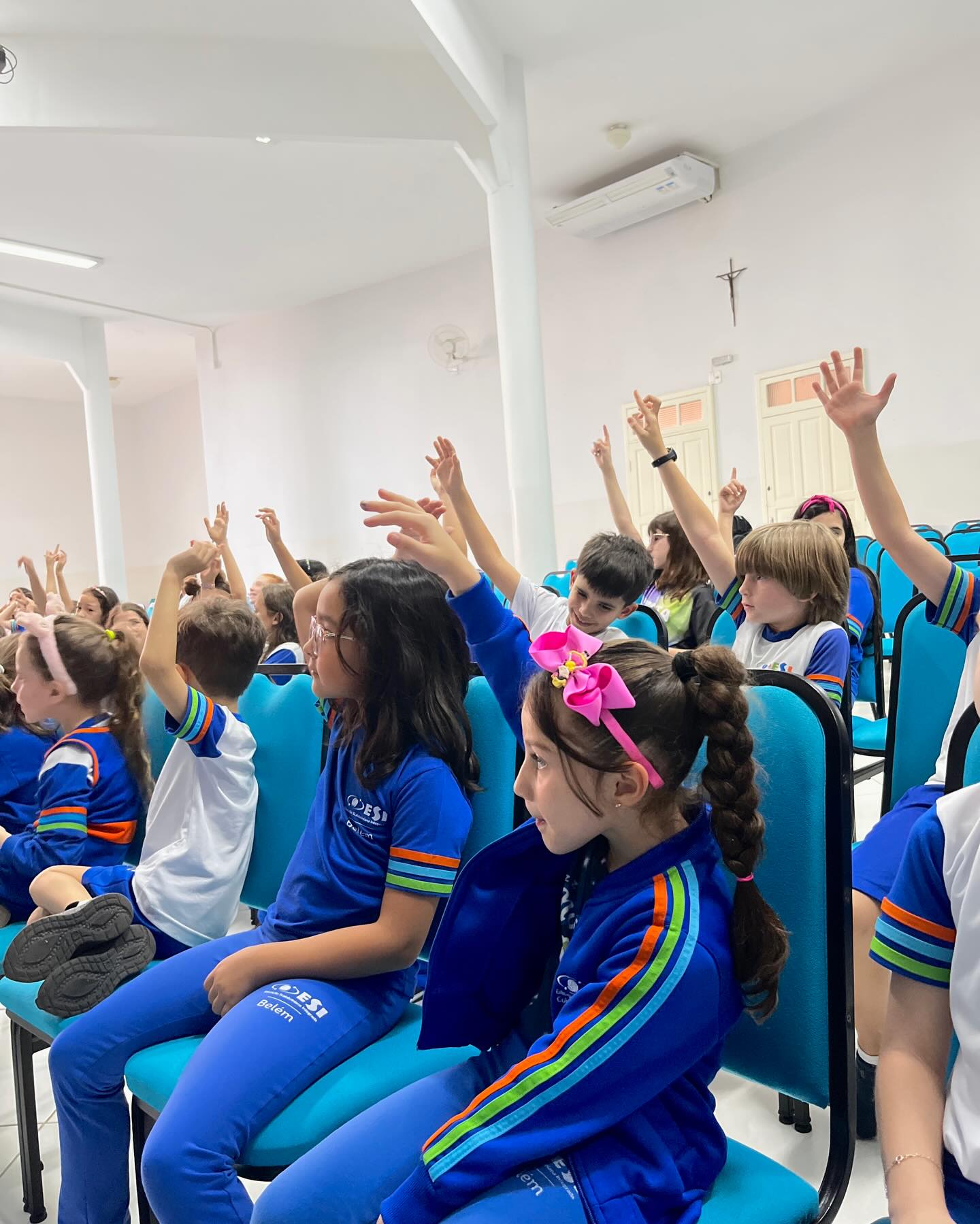 Hoje, no Dia do Livro, celebramos o poder das histórias e o prazer de ler! 📚
Nos anos iniciais, nosso projeto de leitura incentiva o hábito leitor de forma lúdica, com o “passaporte da leitura”, onde os alunos registram, por meio de carimbos, os livros lidos. A proposta desperta o interesse, a curiosidade e o encanto pela leitura, respeitando cada etapa do desenvolvimento.
Assim, fortalecemos a alfabetização e formamos leitores autônomos, críticos e apaixonados por histórias desde cedo. 💙📖