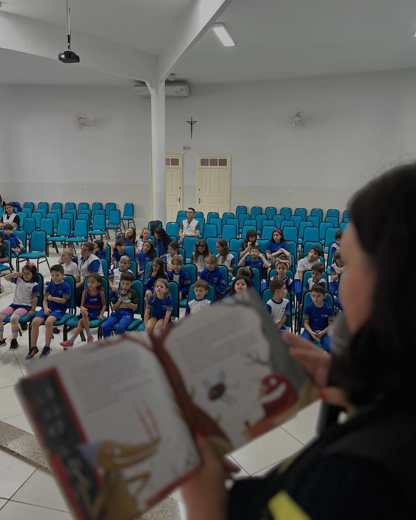 Hoje, no Dia do Livro, celebramos o poder das histórias e o prazer de ler! 📚
Nos anos iniciais, nosso projeto de leitura incentiva o hábito leitor de forma lúdica, com o “passaporte da leitura”, onde os alunos registram, por meio de carimbos, os livros lidos. A proposta desperta o interesse, a curiosidade e o encanto pela leitura, respeitando cada etapa do desenvolvimento.
Assim, fortalecemos a alfabetização e formamos leitores autônomos, críticos e apaixonados por histórias desde cedo. 💙📖