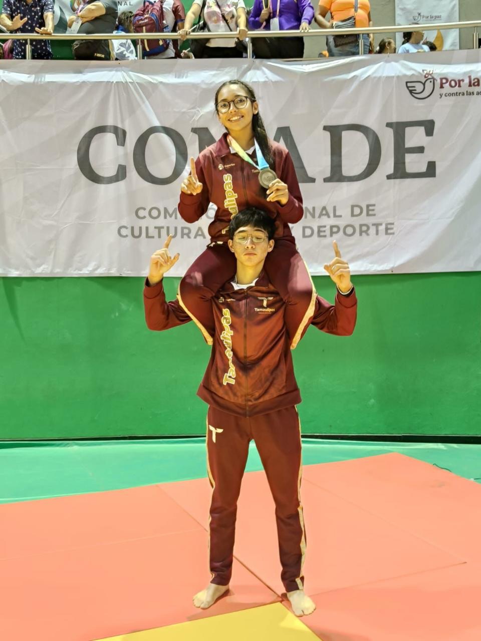Alberto y Cristina Zamora Moctezuma, grandes promesas del judo nacional🥋🤩
En el mes de mayo se llevó a cabo la Olimpiada Nacional CONADE 2026 en la ciudad de Mérida, Yucatán, en la cual Cristina se coronó campeona nacional🥇 tras imponerse a las representantes de Colima, Monterrey, Ciudad de México, Querétaro y Oaxaca. Con técnica, disciplina y determinación nuestra estudiante de secundaria levantó muy orgullosa El Oro👏🏻
Por su parte, Alberto en la categoría de Cadetes Sub-18 división 66kg obtuvo la presea de plata🥈 tras importantes victorias frente a competidores de Baja California, Campeche y Chiapas y en la final se enfrentó al representante de Chihuahua.
Felicitamos a Cristina y Alberto, además de a su familia y su entrenador Eduardo Araujo por el alto nivel de disciplina en judo que han alcanzado ambos atletas🥳 Alumnos y jóvenes responsables, familiares y llenos de valores son #orgulloFélix✨
#FomentandoElDeporte #Secundaria #Prepa #Competencia