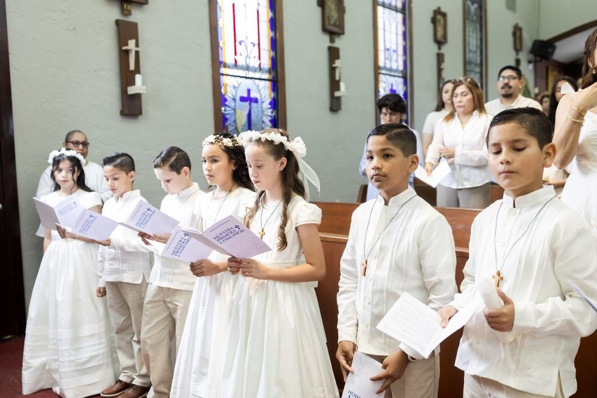 Nuestros alumnos de cuarto de primaria recibieron la más hermosa invitación de Jesús para ser su mejor amigo, es un banquete de amor en donde el Señor se hace presente para alimentarlos, escucharlos y acompañarlos siempre.
Recordemos a nuestros niños, con nuestro testimonio de Fe, que Jesús se quedó en la Eucaristía porque nos ama 🙏🏻
