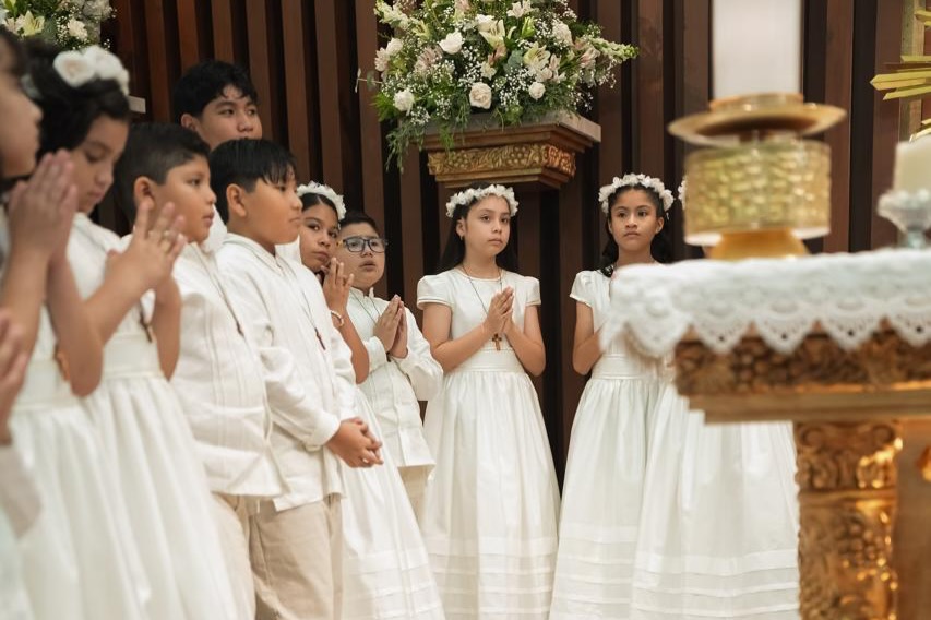 Nuestros alumnos de cuarto de primaria recibieron la más hermosa invitación de Jesús para ser su mejor amigo, es un banquete de amor en donde el Señor se hace presente para alimentarlos, escucharlos y acompañarlos siempre.
Recordemos a nuestros niños, con nuestro testimonio de Fe, que Jesús se quedó en la Eucaristía porque nos ama 🙏🏻