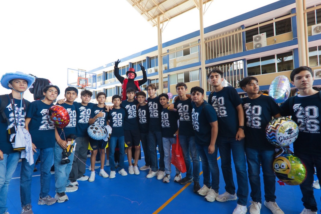 Último pase de lista de tercero de secundaria 2026🧑🏻🎓👩🏻🎓💙
Cerrar un ciclo es tomar una última foto, dar un fuerte abrazo a un gran amigo, agradecer a tus maestros que te vieron crecer… es entre lágrimas sonreír por un gran logro conseguido y la nostalgia maravillosa que se siente al culminar… gratitud a cada familia que ha estado detrás de nuestros jóvenes y que nos dieron su confianza💙 y a cada graduado que engrandeció nuestras aulas🙌🏻…
Felicidades Graduados GEN 2023-2026🎓
#porsiemprefelix #secundaria #graduados
