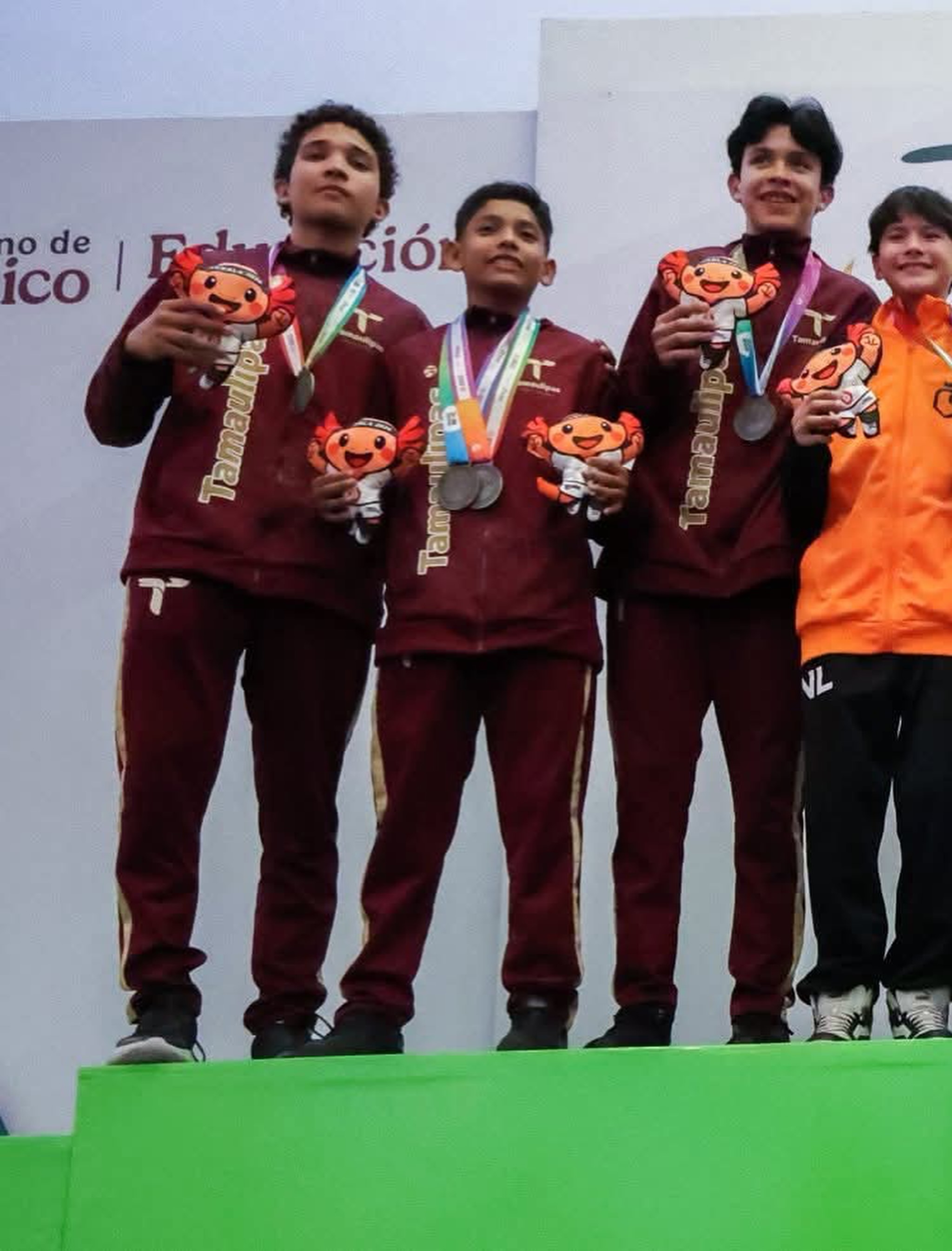 Edgar Zúñiga Cedillo medalla de plata🥈 en CONADE 2026 en la disciplina de Karate🥋
En el Centro Expositor de Puebla se realizó la Olimpiada Nacional y nuestro alumno Edgar formó parte de la Selección de Tamaulipas en el equipo de Kata Cadete 14-15 que lograron obtener segundo lugar🥈.
Felicitamos y reconocemos el esfuerzo y dedicación de Edgar, que los éxitos sigan y se cosechen muchas más experiencias y momentos de aprendizaje y crecimiento, eres #orgulloFelix
Felicidades a todo el equipo representativo de Tamaulipas, entrenadores y sus familias. ¡Enhorabuena!✨
#SomosFélix #Secundaria #FomentandoElDeporte
