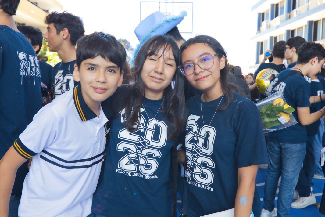 Último pase de lista de tercero de secundaria 2026🧑🏻🎓👩🏻🎓💙
Cerrar un ciclo es tomar una última foto, dar un fuerte abrazo a un gran amigo, agradecer a tus maestros que te vieron crecer… es entre lágrimas sonreír por un gran logro conseguido y la nostalgia maravillosa que se siente al culminar… gratitud a cada familia que ha estado detrás de nuestros jóvenes y que nos dieron su confianza💙 y a cada graduado que engrandeció nuestras aulas🙌🏻…
Felicidades Graduados GEN 2023-2026🎓
#porsiemprefelix #secundaria #graduados