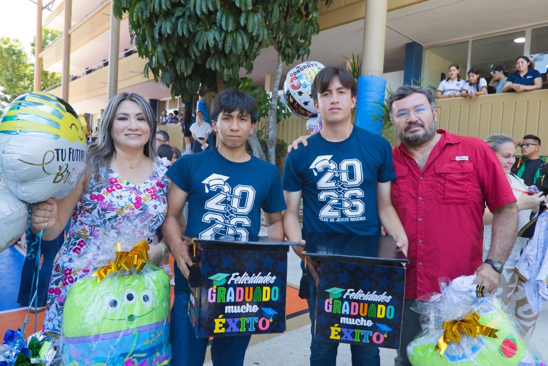 Último pase de lista de tercero de secundaria 2026🧑🏻🎓👩🏻🎓💙
Cerrar un ciclo es tomar una última foto, dar un fuerte abrazo a un gran amigo, agradecer a tus maestros que te vieron crecer… es entre lágrimas sonreír por un gran logro conseguido y la nostalgia maravillosa que se siente al culminar… gratitud a cada familia que ha estado detrás de nuestros jóvenes y que nos dieron su confianza💙 y a cada graduado que engrandeció nuestras aulas🙌🏻…
Felicidades Graduados GEN 2023-2026🎓
#porsiemprefelix #secundaria #graduados