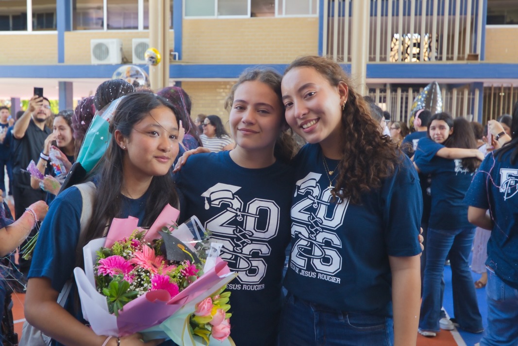 Último pase de lista de tercero de secundaria 2026🧑🏻🎓👩🏻🎓💙
Cerrar un ciclo es tomar una última foto, dar un fuerte abrazo a un gran amigo, agradecer a tus maestros que te vieron crecer… es entre lágrimas sonreír por un gran logro conseguido y la nostalgia maravillosa que se siente al culminar… gratitud a cada familia que ha estado detrás de nuestros jóvenes y que nos dieron su confianza💙 y a cada graduado que engrandeció nuestras aulas🙌🏻…
Felicidades Graduados GEN 2023-2026🎓
#porsiemprefelix #secundaria #graduados
