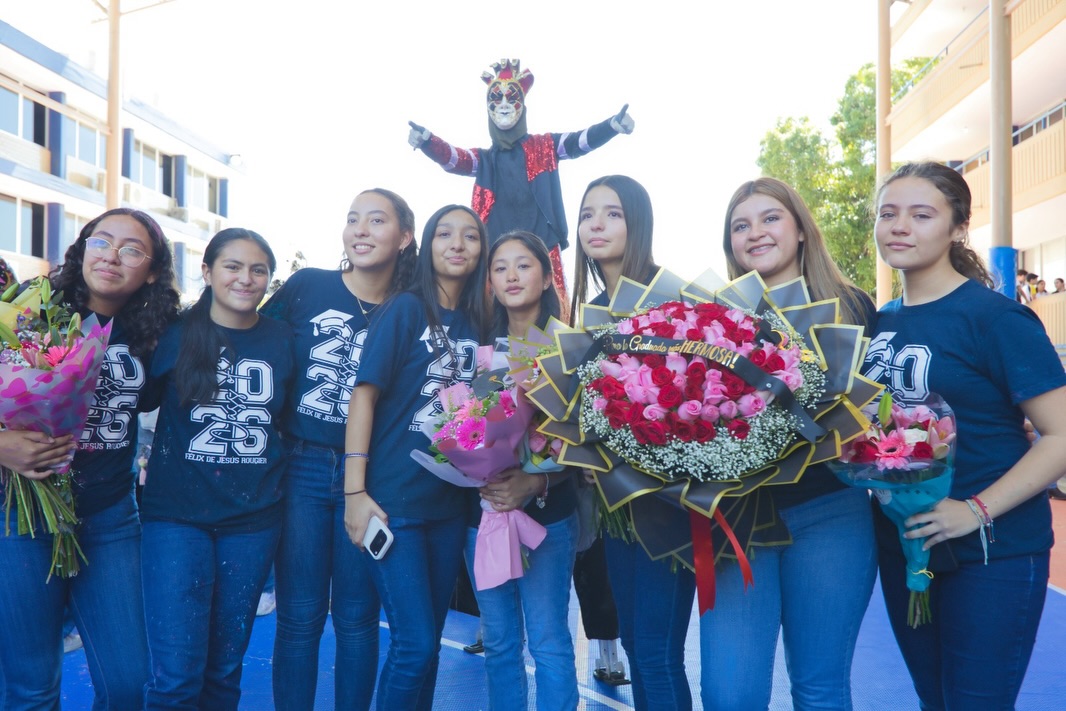 Último pase de lista de tercero de secundaria 2026🧑🏻🎓👩🏻🎓💙
Cerrar un ciclo es tomar una última foto, dar un fuerte abrazo a un gran amigo, agradecer a tus maestros que te vieron crecer… es entre lágrimas sonreír por un gran logro conseguido y la nostalgia maravillosa que se siente al culminar… gratitud a cada familia que ha estado detrás de nuestros jóvenes y que nos dieron su confianza💙 y a cada graduado que engrandeció nuestras aulas🙌🏻…
Felicidades Graduados GEN 2023-2026🎓
#porsiemprefelix #secundaria #graduados
