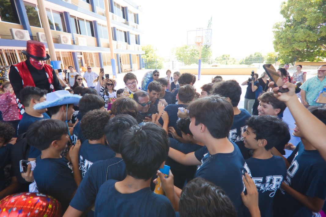 Último pase de lista de tercero de secundaria 2026🧑🏻🎓👩🏻🎓💙
Cerrar un ciclo es tomar una última foto, dar un fuerte abrazo a un gran amigo, agradecer a tus maestros que te vieron crecer… es entre lágrimas sonreír por un gran logro conseguido y la nostalgia maravillosa que se siente al culminar… gratitud a cada familia que ha estado detrás de nuestros jóvenes y que nos dieron su confianza💙 y a cada graduado que engrandeció nuestras aulas🙌🏻…
Felicidades Graduados GEN 2023-2026🎓
#porsiemprefelix #secundaria #graduados
