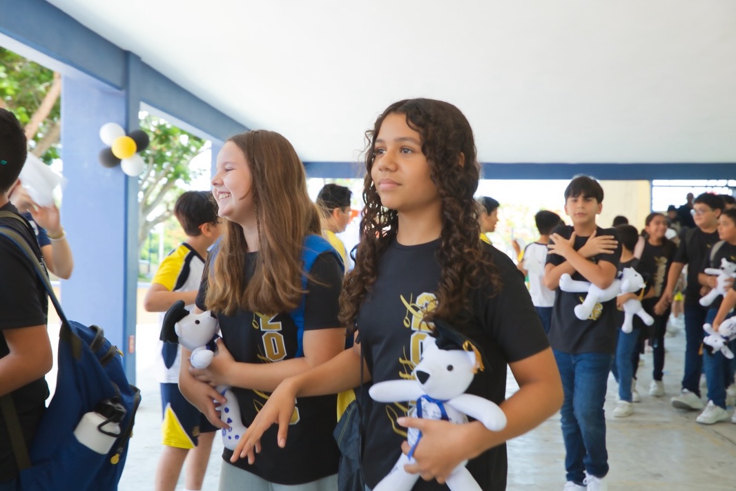 Último dia en las aulas GEN 2020-2026 #Primaria 🎓
Iniciaron llenos de retos y desafíos; tomar su primer año de primaria a distancia, reencontrar su espacio en nuevos salones con el cambio de sección, ser nativos digitales y estrechar lazos con amigos y maestros, todo esto mientras descubrían al niño(a) que fue creciendo.
¡Hoy se gradúan con mucho orgullo nuestros alumnos listos para el siguiente paso!🧑🏻🎓👩🏻🎓
Abrazos, risas, firmas, fotos, música y familia, así se vivió el último pase de lista graduados 2026. Sin duda en primaria los vamos a extrañar!!
Les deseamos todo el éxito 🙌🏻💙
#SomosFélix #Graduación #Primaria