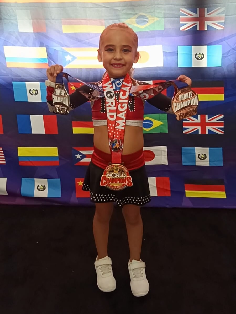 ¡Muchas felicidades a Danika Evangeline Zamora!🥳🤸🏻♀️
Del 20 al 24 de Mayo se llevó a cabo en Puerto Vallarta el torneo internacional “The magical Championship of The world” de COP Brands🤩 en el cual tuvo una excelente participación y sus resultados fueron:
🥇1º lugar en HipHop Tiny
🥈 2º lugar en Jazz Tiny
🥉 3º lugar en Cheer Pewee
¡Que sigan los éxitos! Aplaudimos todos tus logros👏🏻
#OrgulloFélix #Preescolar #Gimnasia #FomentandoElDeporte