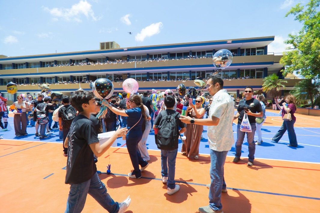 Último dia en las aulas GEN 2020-2026 #Primaria 🎓
Iniciaron llenos de retos y desafíos; tomar su primer año de primaria a distancia, reencontrar su espacio en nuevos salones con el cambio de sección, ser nativos digitales y estrechar lazos con amigos y maestros, todo esto mientras descubrían al niño(a) que fue creciendo.
¡Hoy se gradúan con mucho orgullo nuestros alumnos listos para el siguiente paso!🧑🏻🎓👩🏻🎓
Abrazos, risas, firmas, fotos, música y familia, así se vivió el último pase de lista graduados 2026. Sin duda en primaria los vamos a extrañar!!
Les deseamos todo el éxito 🙌🏻💙
#SomosFélix #Graduación #Primaria