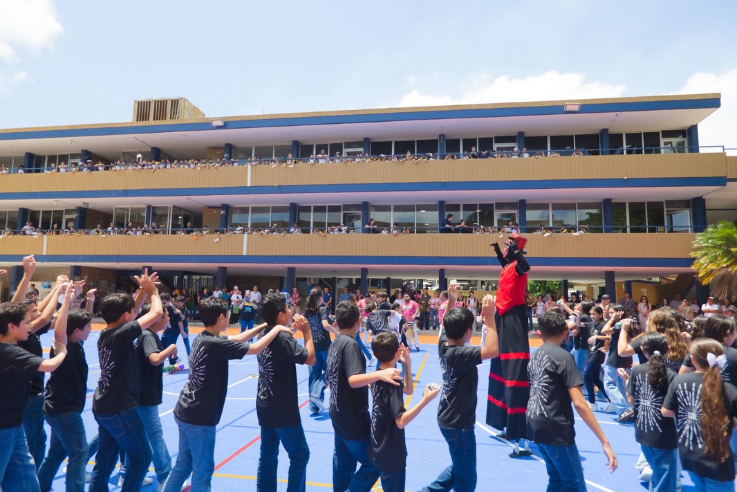 Último dia en las aulas GEN 2020-2026 #Primaria 🎓
Iniciaron llenos de retos y desafíos; tomar su primer año de primaria a distancia, reencontrar su espacio en nuevos salones con el cambio de sección, ser nativos digitales y estrechar lazos con amigos y maestros, todo esto mientras descubrían al niño(a) que fue creciendo.
¡Hoy se gradúan con mucho orgullo nuestros alumnos listos para el siguiente paso!🧑🏻🎓👩🏻🎓
Abrazos, risas, firmas, fotos, música y familia, así se vivió el último pase de lista graduados 2026. Sin duda en primaria los vamos a extrañar!!
Les deseamos todo el éxito 🙌🏻💙
#SomosFélix #Graduación #Primaria
