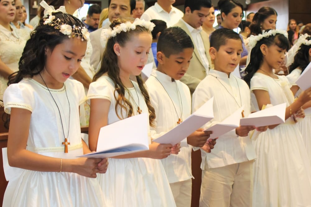 Nuestros alumnos de cuarto de primaria recibieron la más hermosa invitación de Jesús para ser su mejor amigo, es un banquete de amor en donde el Señor se hace presente para alimentarlos, escucharlos y acompañarlos siempre.
Recordemos a nuestros niños, con nuestro testimonio de Fe, que Jesús se quedó en la Eucaristía porque nos ama 🙏🏻