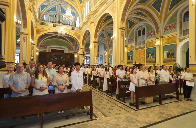 Compartimos momentos que vivieron nuestros alumnos de preparatoria que recibieron el Sacramento de la Confirmación 🕊️
Como Católicos, en el Sacramento de Confirmación fortalecemos nuestra fe con la efusión especial del Espíritu Santo, permitan que siempre sea Él quien guíe sus pasos 🙏🏻