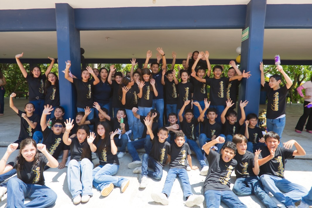 Último dia en las aulas GEN 2020-2026 #Primaria 🎓
Iniciaron llenos de retos y desafíos; tomar su primer año de primaria a distancia, reencontrar su espacio en nuevos salones con el cambio de sección, ser nativos digitales y estrechar lazos con amigos y maestros, todo esto mientras descubrían al niño(a) que fue creciendo.
¡Hoy se gradúan con mucho orgullo nuestros alumnos listos para el siguiente paso!🧑🏻🎓👩🏻🎓
Abrazos, risas, firmas, fotos, música y familia, así se vivió el último pase de lista graduados 2026. Sin duda en primaria los vamos a extrañar!!
Les deseamos todo el éxito 🙌🏻💙
#SomosFélix #Graduación #Primaria